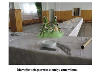 Ēdamzāle tiek gatavota ciemiņu uzņemšanai
 
