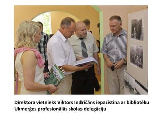 Direktora vietnieks Viktors Indričāns iepazīstina ar bibliotēku
Ukmerģes profesionālās skolas delegāciju
 
