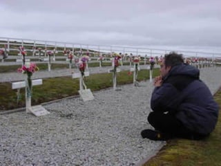 La familia Lowe guarda el pullower que el conscripto argentino Miguel Savage les devolvió en 2005. Lo había sacado de su casa abandonada durante la guerra 
