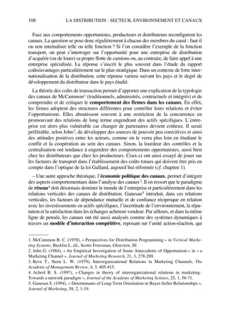 108 LA DISTRIBUTION : SECTEUR, ENVIRONNEMENT ET CANAUX
Face aux comportements opportunistes, producteurs et distributeurs reconfigurent les
canaux. La question se pose donc régulièrement à chacun des membres du canal : faut-il
ou non internaliser telle ou telle fonction ? Si l’on considère l’exemple de la fonction
transport, on peut s’interroger sur l’opportunité pour une entreprise de distribution
d’acquérir (ou de louer) sa propre flotte de camions ou, au contraire, de faire appel à une
entreprise spécialisée. La réponse s’inscrit le plus souvent dans l’étude du rapport
coûts/avantages particulièrement sur le plan stratégique. Dans un contexte de forte inter-
nationalisation de la distribution, cette réponse variera suivant les pays et le degré de
développement du distributeur dans le pays étudié.
La théorie des coûts de transaction permet d’apporter une explication de la typologie
des canaux de McCammon1 (traditionnels, administrés, contractuels et intégrés) et de
comprendre et de critiquer le comportement des firmes dans les canaux. En effet,
les firmes adoptent des structures différentes pour contrôler leurs relations et éviter
l’opportunisme. Elles aboutissent souvent à une restriction de la concurrence en
promouvant des relations de long terme engendrant des actifs spécifiques. L’entre-
prise est alors plus vulnérable car changer de partenaires devient coûteux. Il serait
préférable, selon John2, de développer des sources de pouvoir peu coercitives et ainsi
des attitudes positives entre les acteurs, comme on le verra plus loin en étudiant le
conflit et la coopération au sein des canaux. Sinon, la lourdeur des contrôles et la
centralisation ont tendance à engendrer des comportements opportunistes, aussi bien
chez les distributeurs que chez les producteurs. Ceux-ci ont ainsi essayé de jouer sur
les factures de transport dans l’établissement des coûts totaux qui doivent être pris en
compte dans l’optique de la loi Galland, aujourd’hui réformée (cf. chapitre 1).
– Une autre approche théorique, l’économie politique des canaux, permet d’intégrer
des aspects comportementaux dans l’analyse des canaux3. Il en ressort que le paradigme
de réseau4 doit désormais dominer le monde de l’entreprise et particulièrement dans les
relations verticales des canaux de distribution. Ganesan5 introduit, dans ces relations
verticales, les facteurs de dépendance mutuelle et de confiance réciproque en relation
avec les investissements en actifs spécifiques, l’incertitude de l’environnement, la répu-
tation et la satisfaction dans les échanges acheteur-vendeur. Par ailleurs, et dans la même
ligne de pensée, les canaux ont été aussi analysés comme des systèmes dynamiques à
travers un modèle d’interaction compétitive, reposant sur l’unité action-réaction, qui
1. McCammon B. C. (1970), « Perspectives for Distribution Programming » in Vertical Marke-
ting Systems, Bucklin L. éd., Scotts Foresman, Glenview, Ill.
2. John G. (1984), « An Empirical Investigation of Some Antecedents of Opportunism » in « a
Marketing Channel », Journal of Marketing Research, 21, 3, 278-289.
3. Reve T., Stern L. W. (1979), Interorganizational Relations in Marketing Channels, The
Academy of Management Review, 4, 3, 405-415.
4. Achrol R. S. (1997), « Changes in theory of interorganizational relations in marketing :
Towards a network paradigm », Journal of the Academy of Marketing Science, 25, 1, 56-71.
5. Ganesan S. (1994), « Determinants of Long-Term Orientation in Buyer-Seller Relationships »,
Journal of Marketing, 58, 2, 1-19.
50672_ManDist_p096p124_MM Page 108 Jeudi, 24. août 2006 5:06 17
 