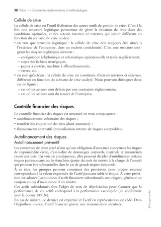 36 Partie 1 – Contraintes réglementaires et méthodologies
©GroupeEyrolles
Secours croisés
• Cross back up : solution consistant à reloger un utilisateur ayant perdu l’accessibilité
à son poste de travail sur un autre poste dans un autre immeuble de production
non impacté.
• Cross border : solution consistant à reloger le personnel sur une autre implantation
du groupe à l’international.
Remarque : ces solutions croisées supposent que des positions et équipements de
production et/ou de réserve puissent être libérés à la demande, où et quand néces-
saire. En outre, la solution à l’international n’est raisonnablement pas opérationnelle
avant J + 2 après sinistre (évaluation empirique).
Accès à distance
Capacité de mener des activités depuis un site n’appartenant pas au groupe avec un
accès à distance aux applications informatiques si nécessaire (domicile, cybercafé,
entreprise tierce…).
Remarque : l’accès à distance n’est pas la solution à privilégier pour certaines acti-
vités critiques (trading, trésorerie, etc.), car elle suppose une qualité de contrôle et
de sécurité dégradée (accès via Internet).
Split operations
• Solution consistant à éclater temporairement les personnels critiques sur un plus
grand nombre de sites (production, repli, accès à distance) en prévision d’un risque
accru de perturbation des activités (exemple : manifestation type G8, convention
républicaine à New York, etc.) ou pour répondre à une incapacité conjoncturelle de
rejoindre le lieu de travail habituel (lors d’une grève des transports, par exemple).
• Lorsque cet éclatement des compétences n’est plus conjoncturel mais est intrin-
sèque par construction à la structure de la société, on parle de résilience.
Mise en cohérence - Alignements
Alignement de bout en bout
Pour garantir la cohérence du dispositif de continuité, il est essentiel d’aligner les
stratégies et solutions des fonctions supports (FS) et de l’informatique (IT) sur les
objectifs de reprise des fronts métiers (FO).
• Étape 1 : les FS intègrent les expressions de besoin et la stratégie des FO dans la
définition de leurs objectifs PCA (itérations, si besoin).
• Étape 2 : l’IT aligne sa stratégie de reprise pour répondre aux exigences métiers
consolidées.
• Étape 3 : le business case est consolidé de bout en bout, puis est validé par le mana-
gement.
• Étape 4 : l’implantation (ou la révision) des solutions retenues fait l’objet d’un plan
d’action.
• Étape 5 : le dispositif mis en place est documenté et validé par le management.
 