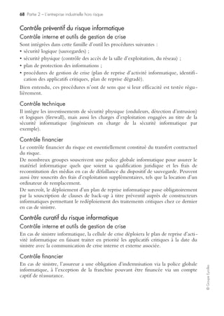 66 Partie 2 – L’entreprise industrielle hors risque
©GroupeEyrolles
Des scénarii de communication de crise produit modifiant les registres
de communication externe traditionnels
La routine et l’enactment sont des attitudes managériales normales des groupes de
taille importante.
Par voie de conséquence, une situation de crise va fortement affecter la culture du
groupe et risque de paralyser son fonctionnement.
Cependant une situation de crise à des impacts anxiogènes et psychologiques remet-
tant en cause les processus routiniers de l’entreprise.
Ainsi, la crise du Tynelol a remis en cause dans la culture de Johnson & Johnson la
croyance selon laquelle un médicament ne peut qu’améliorer la santé des individus.
De même, la crise du benzène chez Perrier enseigna aux dirigeants du groupe que
l’eau de source pouvait s’avérer toxique.
Les groupes industriels doivent donc formaliser, à titre préventif, la communication
de crise à mettre en œuvre en cas de remise en cause de la responsabilité civile
produit :
• définir une stratégie marketing et mix marketing de crise par grande famille de faits
générateurs (acte de criminalité, dysfonctionnements du système de contrôle
qualité) ;
• définir les différentes typologies de cibles, les médias utilisés, la nature et le con-
tenu du message ;
• mettre en œuvre une structure de veille médiatique, permettant d’enregistrer à
titre préventif les risques de dérive au titre du risque produit (seuil d’alerte sur le
reporting réclamations clients).
Le contenu du message, quant à lui, peut être offensif, en vue d’exonérer la respon-
sabilité civile produit en cas de rumeur non justifiée ou dans le cas d’une simple rela-
tion de corrélation. Au contraire, le contenu peut être défensif et sécurisant, dans le
cas d’une relation de causalité. Il peut d’autre part opter pour un registre relative-
ment généraliste pour le grand public, et opter pour un mode opératoire et
descriptif pour le réseau de distribution (modalités de retrait, de substitution,
d’indemnisation).
Enfin les cibles, quant à elles, seront relativement segmentées (prescripteurs, stakehol-
ders - preneurs de risques [clients, fournisseurs, réseau de distribution, etc.]).
À titre curatif, la communication de crise exige :
• d’avoir des structures permanentes pour informer et être informé rapidement ;
• de pouvoir prendre du recul ;
• de rester crédible et cohérent ;
• de gérer en même temps les acteurs internes et externes ;
• de communiquer sans gêner les responsables opérationnels.
L’efficacité de la communication de crise adoptée dans le cadre d’une réflexion
menée en termes de risque produit présuppose la négociation préalable d’un contrat
 