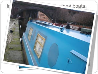 In the river we saw very long boats. 