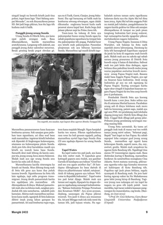 Manglé 2433 9
ningali langit nu beresih kénéh jauh tina
polusi, inget kana lagu “Dari Sabang sam-
pai Merauke”, nu sok dinyanyikeun jaman
SD. Bet jadi boga pikiran, boa éta lagu téh
kuduna mah ti balik.
Panggih jeung urang Sunda
Urang Sunda di Ditsrik Sota, aya kana
opat puluh urangan mah. Basa
dikumpulkeun, kacida maranéhna
aratoheunana. Langsung wéh alakrab, asa
panggih jeung dulur salembur meureun.
Beuki peuting beuki pogot obrolan gé.
Maranéhna panasaraneun kana kaayaan
lemburna ayeuna. Sok sanajan geus pulu-
han taun ngumbara, ari dina soal basa
mah maranéhna ingeteun kénéh bubuhan
sok diparaké di lingkungan kulawargana,
utamana nu kulawargana pituin Sunda.
Atuh pon kitu deui barudakna masih aya
kénéh nu wanoh kana basa Sunda.
Sawaréh deui mah lebeng da kawin cam-
pur téa, jeung urang Jawa atawa Sulawesi.
Malah mah aya oge urang Sunda anu
kawin ka suku asli di dinya.
Maranéhanana kacida nineungna ka
lemah cai Sunda. Mun diitung-itung mah
di Sota téh geus aya kana dua puluh
taunna leuwih. Ngumbarana ka Sota téh
lain ngahaja, tapi milu program trans-
migrasi. Jeung deuih pamaréntah harita
teu ngabéjaan yén maranéhna rék
ditempatkeun di dinya. Maksud pamarén-
tah mah alus na kituna mah, sangkan pen-
duduk téh rata sumebarna, sakabéh pulo
kaeusian. Ahirna mah maranéhna narima-
keun kana nasib, nganjrek di Sota kalawan
dibéré imah jeung lahan garapan ku
pamaréntah. Ari asal lemburna rupa-rupa,
aya nu ti Tasik, Garut, Cianjur, jeung Suka-
bumi. Éta ogé harayang ari balik mah ka
lemburna séwang-séwangan, ngan dalah
dikumaha ongkosna beurat kudu naék
pesawat atawa kapal laut. Kudu boga duit
jutaan pikeun nepi ka Pulau Jawa téh.
Taun-taun ka tukang di Sota aya
pukumpulan husus urang Sunda ngan ku
sabab pupuhuna ngumbara ka tempat lain
éta pakumpulan téh pugag. Padahal keur
aya kénéh mah pakumpulan Pasundan
pirajeunan sok aya hiburan kasenian
Sunda. Maranéhna ogé masih kénéh inge-
teun kana majalah Manglé. Ngan hanjakal
harita teu mawa. Pikeun ngalubarkeun
rasa sono ka bali geusan ngajadi, paling
maranéhna nyetel lagu-lagu Sunda dina
CD anu ngahaja dipesen ka urang Sunda
séjénna.
Tapel Wates
Ka tapel wates teu pati jauh, aya kana
dua kilo méter mah. Ti kajauhan geus
katingali gapura anu éndah, aya gambar
Garuda di handapna aya tulisan “Good bye
and see you again another day”. Di han-
dapna dilengkepan ku basa daérah di
dinya nu pihartieunana ‘sahaté, satujuan’.
Atuh di tukang gapura aya tulisan ‘Wel-
come to Republik Indonésia”. Tapel wates
teu pati ketat dijaga. Malah mah aya
taman asri sagala, dipapaés ku slogan-slo-
gan nu ngahudang sumanget kaIndonésia-
an, “Bahasa Indonésia Penjaga Persatuan
dan Kesatuan NKRI”. Aya ayun-ayunan,
deplang, sasaungan ala Papua pikeun
reureuh. Teu jauh ti dinya aya musamus
téa. Ari poé Minggu mah sok rada ramé éta
taman téh, jadi tujuan wisata. Nu nga-
baladah nyieun taman sarta ngariksana
kalawan daria nya éta Aiptu Ma’ruf dina
taun 2004. Aiptu Ma’ruf éstu anggota Polri
nu matak jadi tuladan, pangabdianana ka
nagara kacida gedéna tur ihlas sok sanajan
ditempatkeun di tempat nu jauh pisan
tungtung Indonésia bari jeung walurat,
tapi sumangetna kacida ngagedur pikeun
mertahankeun nagara Indonésia.
Urang Papua Nugini, hususna ti Désa
Wariaber, sok balanja ka Sota naék
sapedah atawa laleumpang. Daratang ka
Sota téh barangbeuli kaperluan sapopoé
da jarak ka kota di nagarana mah leuwih
jauh. Malah mah aya nu sakola ogé sabab
sarana jeung prasarana di Distrik Sota
leuwih onjoy ti batan di daérahna. Saliwat
mah teu pati béda dina dedegan, ngan
bédana dina pakulitan leuwih meles jeung
warna papakéan awéwéna leuwih moro-
nyoy urang Papua Nugini mah. Basana
maké basa Inggris Papua Nugini, aya ogé
nu bisaeun basa Indonésia. Atuh urang
Indonésia gé aya nu sok nganjang ka
Papua Nugini. Kuring sorangan harita
ngan ukur ningali ti kajauhan kaayaan na-
gara Papua Nugini da teu bisa asup leuwih
jero ti perbatasan.
Penduduk Distrik Sota aya kurang
leuwih kana 1.000 jiwa. Suku aslina nya
éta di antarana Marind kanum. Pacabakan
urang asli di dinya lolobana mah moro
babi ka leuweung, patani sagu, malah aya
ogé anu PNS. Ari pendatang mah lolobaba
dagang jeung tani. Distrik Sota dibagi dua
blok. Unggal blok dibagi jadi genep jalur.
Pribumi jeung pendatang nyicingan ma-
sing-masing blok.
Urang Sota saroméah. Ka tamu ari
panggih isuk-isuk di mana waé teu weléh
nanya jeung méré salam, “Selamat pagi,
Bapak” bari logat nu has Papua. Ku sabab
sapopoé loba campur gaul jeung urang
Sunda, maranéhna ogé ngarti kana
kekecapan Sunda, saperti naon, éta, euy,
awéwé, geulis. Malah mah arapaleun ka
ngaran Kota Bandung téh. Ngadéngé tina
siaran TV transmigran sigana mah. Basa
diobrolan kuring ti Bandung, maranéhna
hookeun da saméméhna nyangkana Cina
Jakarta. Sorot matana nyawang, pikiran-
ana ngareka-reka siga kumaha meureun
ari kahirupan di Kota Bandung téh.
Puguhna ogé jauh pisan bédana, sagala
nyampak di Bandung mah. Na jero haté
kuring ngucap sukur ka Nu Mahakawasa
geus lahir jeung hirup di Bandung. Tagi-
wur jeung rasa nalangsa ari ras inget ka
nagara nu geus rék tujuh puluh taun
merdéka, tapi tacan walatra kaasaan pang-
wangun ku masarakatna, cag heula. (Ban-
dung, 20 Juni 2013)
*) Prof. Dr. Cece Sobarna, Guru Besar
Linguistik Universitas Padjadjaran
(Unpad)
Teu sagetih, teu saadat, tapi layeut dina ugeran Bineka Tunggal Ika
 