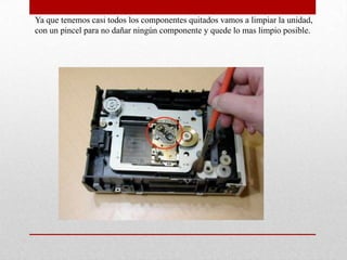 Destornillamos la tapa que sujeta al disco cuando esta en la unidad y la extraemos.