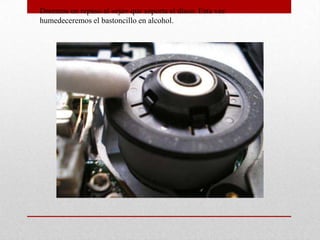 se engrasa con aceite multiuso,   con un algodón empapado se repasan los carriles y la tira dentada que hay bajo la bandeja.