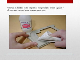 con un alambre que entre por el orificio  de la parte delantera. la puerta de la unidad se abrirá. y ahora retiramos l a parte superior