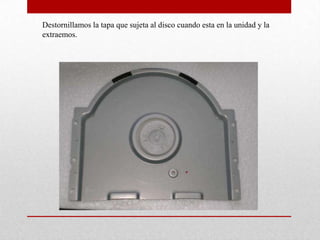 EL tope de seguridad de la bandeja está compuesto por una pestaña que quedará desactivada siendo apalancada ligeramente hacia arriba con el destornillador plano pequeño.