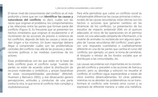I. ¿Qué son los conflictos socioambientales y cómo cubrirlos?

10

El tercer nivel de conocimiento del conflicto es el más
profundo y tiene que ver con identificar las causas y
naturalezas del conflicto, es decir, cuáles son las
raíces que originan el problema, los comportamientos
y las relaciones entre las partes que forman parte del
conflicto (Figura 3). Es frecuente que se presenten los
hechos inmediatos que originan el escalamiento o el
incremento de las acciones de presión o violencia de
los conflictos, dejando de lado las causas y raíces que
dan origen a los mismos. Un buen reportaje debiera
llegar a comprender cuáles son las problemáticas
centrales del conflicto más allá de las posturas y declaraciones políticas o las medidas coercitivas de los
actores.
Estas problemáticas son las que están en la base de
todo conflicto pues el conflicto surge “cuando las
partes no están de acuerdo sobre la distribución de
recursos materiales o simbólicos y actúan basándose
en estas incompatibilidades percibidas” (Mitchell,
Huamaní y Barrueco 2001), y ese desacuerdo genera
percepciones, actitudes y conductas de una parte
contra la otra, lo que torna el conflicto más complejo y
multidimensional.

Para el/la periodista que cubre un conflicto social es
indispensable diferenciar las causas primarias o estructurales de las causas secundarias; estas últimas son los
hechos o acciones que generan cambios en las
dinámicas de los conflictos. La presentación de los
estudios de impacto ambiental (EIA) sin el quórum
adecuado, el inicio de las operaciones sin el permiso
social, sin una adecuada campaña de información, o la
muerte de animales no esclarecida son algunos ejemplos de “causas secundarias del conflicto”, pues generan una respuesta cuantitativa o cualitativamente
diferente en una de las partes que cambia el curso del
conflicto, por ejemplo, un paro, la toma de carreteras,
el bloqueo o retraso de los fondos sociales que se
distribuyen a las comunidades, etc.
Las causas secundarias son importantes en la cronología del conflicto y preceden a las acciones de fuerza y
presión, pero su abordaje y solución no resuelve el
conflicto; el conflicto sigue expresándose a través de
otros eventos desencadenantes. En otras palabras,
mientras no se aborden las problemáticas no se transformará el conflicto, este tomará otros cursos y se
expresará de diferente manera; si cabe una metáfora,

 