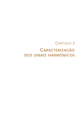 58
COMO LIDAR COM A PRESENÇA DAS HARMÔNICAS
CAPÍTULO 2
CARACTERIZAÇÃO
DOS SINAIS HARMÔNICOS
As principais vantagens da indutância são:
• É uma solução simples, confiável e de baixo custo;
• A bobina pode ser utilizada com qualquer tipo de fonte.
E as principais desvantagens são:
• Limitada eficiência;
• Grandes dimensões;
• Introduz uma queda de tensão na linha.
B) FILTRO PASSIVO LC
Essa solução consiste, geralmente, na inclusão de um filtro LC em paralelo
com a fonte poluidora. A figura 29 mostra uma ligação típica desse filtro, onde
também pode ser visto o emprego adicional de uma indutância (LF) para
amortecimento das harmônicas, conforme explicado anteriormente. Nesse caso,
a indutância LP e a capacitância CP são escolhidas de modo que a impedância
do filtro seja zero para a freqüência que se deseja eliminar e seja muito pequena
para outras freqüências próximas dessa, ou seja:
Por exemplo, se é necessário eliminar a 5ª harmônica, temos:
LP x CP x ω2
= 1
LP x CP x (2 x π x 5 x 60)2
= 1
LP x CP = 0,281 x 10-6
Neste exemplo, com o produto LP x CP calculado, obtemos:
• Para a harmônica de 5ª ordem (300 Hz), a impedância em paralelo
(LP+CP) é igual a zero e a corrente nessa freqüência flui apenas entre
a fonte poluidora e os componentes LP+CP, não afetando assim as
eventuais cargas a montante do filtro.
• Para a harmônica de 7a
ordem, se ela existir, a impedância do filtro ainda
é baixa e parte da corrente em 420 Hz é atenuada.
• Para as harmônicas superiores à 7a
ordem, prevalece o valor da reatância
indutiva de LP (a reatância capacitiva de CP tende a zero, pois
Xc = 1/ 2πfC).
 