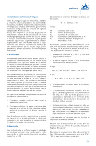 139
Comprobación del circuito de disparo
Antes de un disparo, todos los detonadores, alambres
y empalmes deben comprobarse por continuidad y
resistencia, mediante instrumentos específicamente
diseñados para voladura: ohmiómetro, galvanómetro,
multitester, comprobador del impulso del explosor,
comprobador de línea a tierra.
No se debe improvisar un circuito de prueba con
instrumentos y baterías de tiro convencional. Esto puede
resultar peligroso ya que pueden dar lecturas erradas
o provocar un encendido accidental. Así por ejemplo
la batería especial para un galvanómetro de voladura
le proporciona sólo una décima parte de la carga
necesaria para activar a un detonador, mientras que
una batería común, por su mayor carga, puede
provocar su disparo accidental, a través del propio
instrumento.
a. Continuidad
El aislamiento entre el circuito de disparo y tierra se
comprueba conectando uno de los bornes de un
galvanómetro (con capacidad mínima de 20 000 W)
a uno de los alambres del circuito y el otro a uno de
los alambres del circuito y el otro a una estaca de metal
clavada en el piso humedecido (no a las líneas a tierra
de las instalaciones o equipos que hayan cerca).
Para eliminar el efecto de polarización, las conexiones
se reversarán para una segunda lectura. El promedio
no debe ser menor de 10 000 W (10 kW). Cuando el
valor medido es menor hay pérdida de corriente en
uno o varios puntos, por contacto a tierra o falta de
aislamiento usualmente suficiente como para causar
una falla de disparo. En este caso se busca el punto de
pérdida dividiendo el tendido del circuito en tramos,
para comprobar hasta encontrarlo y corregirlo.
Para garantizar la lectura, el instrumento debe ajustarse
previamente como se indica:
1. Con bornes cerrados puestos en corto circuito la
aguja debe marcar cero.
2. Con bornes abiertos, la aguja indicadora debe
encontrarse en infinito. Si estos valores no pueden
graduarse precisamente, se deberá cambiar la
batería.
Una de las formas prácticas para minimizar la pérdida
de corriente en el tendido es limitar el número de
detonadores por serie y duplicar la carga mínima de
corriente de iniciación recomendada.
b. Resistencia
Con el ohmiómetro se verifica si los valores calculados
de resistencia coinciden o no con los valores reales
que muestra la escala; aceptándose como normal un
margen de ± 10%.
La resistencia de un circuito de disparo se calcula con
la relación:
Rt = n x R2 x Rver + R3
donde:
Rt : resistencia total, en W.
N : número de detonadores.
R2 : resistencia de un detonador.
Rver : resistencia del cable de extensión, en W.
R3 : resistencia del cable de disparo de
detonadores, en W.
Por ejemplo: un frente con 50 detonadores de 3,9 W,
con 20 m de alambre de conexión de cobre (6,5 W x
100 m) y 180 m de cable de disparo de acero (5 W x
100 m) tendrá una resistencia total de:
- Alambre de conexión: 6,5/100 = 0,065 W/m
(según normas estándar).
- Cable de disparo: 5/100 = 0,05 W/m (según
normas estándar internacionales).
Luego:
Rt = 50 x 3,9 + 0,065 x 20 m + 0,05 x 180 m
o sea:
Rt = 195 + 1,3 + 9 = 205,3 W ± 10%
- Si el ohmiómetro no señala nada, el circuito está
interrumpido.
- Si el ohmiómetro señala una resistencia más alta
que la calculada significa que no se han efectuado
los empalmes con cuidado, presentándose
resistencias de transición en los terminales de los
detonadores y de los alambres de extensión por
flojedad, óxido o suciedad.
- Si el valor de lectura está por debajo hay falla, sea
porque algunos detonadores no se han conectado,
porque hay corto circuito entre los conductores o
por existir derivaciones (shunts) en el aislamiento,
especialmente en el caso de encontrar agua.
Toda falla debe ser corregida antes de proceder al
disparo de la tanda de voladura.
El valor total de la resistencia del circuito debe ser
siempre menor que el límite de capacidad indicado en
la placa del explosor.
Normalmente la resistencia no debe sobrepasar de 12
W x 100 m para las conexiones en serie ni de 2 W x
100 m para las conexiones en paralelo.
CAPÍTULO 8
 