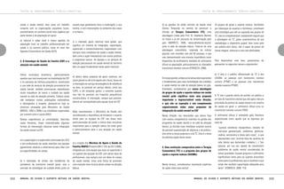 TEXTOS DE APROFUNDAMENTO TEÓRICO-CONCEITUAL

saúde e saúde mental, bem como um trabalho
conjunto com as organizações populares locais,
possibilitando um controle social mais orgânico por
parte destas e da população em geral;

usuário (que geralmente inclui a medicação), a sua
família, e com intervenções no ambiente das casas
e no bairro;

e) valoriza o saber local e insere agentes da
população local no trabalho profissionalizado em
saúde e na carreira pública, como no caso dos
Agentes Comunitários de Saúde (ACS).

c) o chamado apoio matricial mais global, que
significa um sistema de integração, capacitação,
supervisão e encaminhamentos responsáveis com
serviços mais complexos de saúde e saúde mental,
bem como a ação intersetorial com outras políticas
e programas sociais. As equipes e os serviços de
atenção psicossocial em saúde mental do território
têm um papel fundamental neste apoio matricial;

3. A Estratégia de Saúde da Família (ESF) e a
atenção em saúde mental	

Vários municípios brasileiros, particularmente
aqueles que mais avançaram na implantação da ESF
e no processo de reforma psiquiátrica, construindo
a sua rede de serviços de atenção psicossocial em
saúde mental, também promoveram experiências
muito inovadoras de inserir o cuidado em saúde
mental na rede de atenção primária. Embora ainda
não tenhamos muitas publicações sistemáticas
e abrangentes a respeito, destacam-se hoje as
diretrizes emanadas pelo Ministério da Saúde
(BRASIL, 2003 e 2006) e as coletâneas organizadas
por Lancetti (s/d) e Loyola (2007).
Nestas experiências já consolidadas, descritas
nesta literatura, foram sistematizadas algumas
formas de intervenção clássicas nesta integração
da saúde mental na ESF:

a) a capacitação e a supervisão continuada dos ACS
e dos profissionais de saúde inseridos nas equipes
(geralmente médicos e enfermeiros) para lidar com
as especificidades do campo;

b) a realização de visitas nas residências de
portadores de transtorno mental grave, com a
provisão de estratégias de cuidado direto junto ao

222

d) dentro desta proposta de apoio matricial, em
casos graves ou de crise aguda com riscos, busca-se
a internação em serviço de emergência de referência
na área, se possível em serviço aberto, como nos
CAPS, e em hospitais gerais, e somente quando
isso não for possível, em hospitais psiquiátricos
convencionais. A internação, sempre que possível,
deverá ser acompanhada pela equipe local da ESF.

Mais recentemente, o Ministério da Saúde vem
reconhecendo a importância de fortalecer o suporte
direto para as equipes da ESF nas áreas mais
particularizadas de saúde, e tomou duas iniciativas
importantes para a atenção básica de modo geral
e particularmente para a sua atuação em saúde
mental:

a) a criação dos Núcleos de Apoio à Saúde da
Família (NAFS) (Portaria GM nº 154, de 24/1/2008),
integrado por uma equipe que atua na supervisão e
no suporte das equipes do ESF, com vários tipos de
profissionais, mas sempre com um deles do campo
da saúde mental, como uma forma de promover
uma inserção mais incisiva deste campo na atenção
básica;

Manual de ajuda e suporte mútuos em saúde mental

TEXTOS DE APROFUNDAMENTO TEÓRICO-CONCEITUAL

b) as gestões do então ministro da Saúde José
Gomes Temporão no sentido de promover a
difusão da Terapia Comunitária (TC), uma
abordagem criada pelo Prof. Dr. Adalberto Barreto
no Ceará e já em processo de disseminação pelo
país (BARRETO, 2005; www.abratecom.org.br),
junto à rede de atenção básica. Trata-se de uma
abordagem comunitária, inspirada na cultura
popular, com reuniões com até 50 pessoas, e que
vem demonstrando uma enorme importância como
dispositivo de acolhimento imediato do sofrimento
difuso na população, particularmente os chamados
transtornos mentais comuns (FONSECA, 2008).

Em nossa opinião, ambas as iniciativas são importantes
e fundamentais para esta consolidação dos cuidados
à saúde mental na rede de atenção básica no país.
Entretanto, consideramos que nossa abordagem
de grupos de ajuda e suporte mútuos em saúde
mental pode significar mais uma proposta
importante e imprescindível nesta direção,
e que não se superpõe e sim complementa
organicamente todas estas propostas de
integração da saúde mental na ESF.
Nesta direção, nas discussões que temos hoje
com nossos companheiros inseridos na gestão dos
programas de saúde mental e na rede de atenção
básica, as dúvidas mais imediatas surgiram acerca
da possível superposição de objetivos e de públicoalvo entre a nossa proposta e a da TC. Este é o tema
da próxima seção deste anexo.

4. Uma avaliação comparativa entre a Terapia
Comunitária (TC) e a proposta dos grupos de
ajuda e suporte mútuos (GASMs)

Neste terreno, consideramos importante explicitar
de saída nossa tese central:

Os grupos de ajuda e suporte mútuos, facilitados
por lideranças de usuários e familiares, constituem
uma estratégia que não se superpõe aos grupos de
TC, mas os complementam, exatamente naquilo que
a abordagem da TC, pelas características de sua
metodologia e dispositivo grupal, bem como pelo
seu público-alvo típico, não é capaz de prover de
forma integral, intensiva e com real efetividade.

Para desenvolver esta tese, gostaríamos de
apresentar os seguintes temas e argumentos:

a) O alvo e o público diferenciado da TC e dos
GASMs: as pessoas com transtornos mentais
comuns (PTMC) e as pessoas com transtornos
mentais severos (PTMS):

A TC tem o grande mérito de acolher um público e
um tipo de transtorno mental que até agora não era
prioridade da política de saúde mental e do sistema
de saúde em geral: o sofrimento difuso e/ou os
transtornos mentais comuns (TMC).
O sofrimento difuso é entendido pela literatura
especializada como aquele que se expressa por
meio de
“queixas somáticas inespecíficas, estados de
mal-estar generalizado, problemas gástricos,
insônia, nervosismo e dores pelo corpo”, e que
representam uma “enorme fatia de usuários da
rede básica que demandam cuidados (...) Tais
queixas, por sua vez, apesar de constituírem
problemas de saúde mental considerados de
menor gravidade, causam prejuízos e sofrimento
significativos tanto para ao sujeitos envolvidos
como para os profissionais que os acolhem e que
ainda não recebem capacitação adequada para
tanto”. (FONSECA, 2008: 173)

Manual de ajuda e suporte mútuos em saúde mental

223

 
