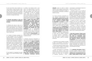 TEXTOS DE APROFUNDAMENTO TEÓRICO-CONCEITUAL

Em outro texto deste manual, discutimos com
maiores detalhes a inserção dos grupos de ajuda
e suporte mútuos na atenção primária em saúde.
Penso que agora já temos todos os elementos
históricos necessários para iniciar a exposição sobre
os princípios éticos e metodológicos que inspiraram
e orientaram a construção deste manual.

3) Princípios ético-políticos de base que
orientaram a construção desta metodologia e
do manual

A construção deste manual se insere em um
processo mais longo de ativismo e militância social
junto às classes populares, e que se sustenta em
um conjunto de valores ético-políticos que devemos
explicitar45, já que inspiram e dão a orientação mais
geral também para o nosso trabalho profissional no
campo da saúde mental:

a) na relação dos fenômenos psicológicos com
as outras dimensões da vida, uma perspectiva
democrático-popular e crítica das abordagens e
dispositivos psicossociais não pode reproduzir as
características mais gerais das práticas terapêuticas
e teorias clínicas convencionais, realizadas no
âmbito privado, como nos consultórios particulares.
Estas tendem a colocar entre parênteses o contexto
histórico e suas determinações e finalidades
sociais, políticas e culturais, visando realçar a
importância e as particularidades dos fenômenos
subjetivos e inconscientes para cada sujeito
e sua responsabilidade no processo pessoal

45 Esta perspectiva foi desenvolvida com maiores
detalhes em outros trabalhos (VASCONCELOS, 2008a e
2010a).

96

de mudança. Este dispositivo pode ter seus
efeitos e sua validade particular no seu terreno
próprio e em termos de eficácia clínica, mas
acaba sendo expandido a todo o edifício teórico
e epistemológico da maioria das abordagens
clínicas, criando nelas uma impossibilidade
radical de abordar fenômenos mais amplos ou de
outra natureza. A perspectiva de abordagens e de
atenção psicossocial que defendemos se coloca na
direção contrária, na perspectiva de uma atenção
pública e gratuita, como direito social e
responsabilidade do Estado, baseado nos
princípios da universalização, integralidade,
intersetorialidade,
descentralização
e
territorialização da atenção, integração
institucional e da gestão, bem como de
participação e controle social das políticas
e programas pela sociedade civil e pelos
trabalhadores. Daí, a responsabilização
dos serviços públicos pela integralidade das
necessidades de seus usuários, que pressupõe
sua provisão integrada pelas diversas agências do
Estado e dispositivos de ação intersetorial, o que
acaba por também implicar a ampliação do objeto
da atenção psicossocial;

b) abordagens psicossociais emancipatórias no
campo da saúde, saúde mental, assistência social
e educação devem ser capazes de identificar
e analisar os mecanismos estruturais de
opressão, de desigualdade e discriminação
social, de gênero, etnia, geração, identidade
sexual e cultura que atravessam a vida social, a
vivência dos usuários e o acesso aos serviços.
Neste esforço, devem procurar identificar também
as principais representações específicas
envolvidas nos grupos espoliados, no sentido de
melhor ouvir suas demandas, estabelecer um
diálogo multi- e intercultural compreensivo,
e desenvolver metodologias operativas

Manual de ajuda e suporte mútuos em saúde mental

TEXTOS DE APROFUNDAMENTO TEÓRICO-CONCEITUAL

adequadas, capazes de superar as barreiras
linguísticas, sociais, de gênero e culturais de troca
social e de acesso aos dispositivos de cuidado, ou
que comprometam a continuidade e a qualidade da
atenção nos serviços;

c) as teorias psicossociais comprometidas com
uma perspectiva popular-democrática devem
evitar qualquer perspectiva teórica funcional,
que isole e autonomize a dimensão psíquica
ou que a aprisione em fronteiras rígidas
de normalidade e de doença, que acabem
empurrando-a na direção da adaptação e
ajustamento dos indivíduos e grupos humanos aos
valores e padrões sociais aceitos pela sociedade
mais ampla. Ao contrário, a transformação da
realidade psíquica interna em cada indivíduo
se dá de forma inteiramente conectada e ao
mesmo tempo conflituosa com a realidade
social e cultural externa, na medida em que o
inconsciente e o desejo forçam permanentemente
os limites atuais da realidade, conformando
os processos instituintes e transformando o
real existente. Assim, os seguintes elementos
fazem parte integral do objeto das abordagens
psicossociais:

- o conhecimento crítico da realidade, das relações
de poder e das contradições e lutas sociais na
sociedade envolvidos nos processos psicossociais;
- a luta pela transformação das condições concretas
de vida, de moradia e trabalho, e de reprodução
social dos usuários da atenção psicossocial;
- o amplo reconhecimento das necessidades
específicas dos indivíduos e grupos sociais
usuários da atenção psicossocial, particularmente
daqueles com algum grau de dependência
ou fragilidade, aumentando a oferta, a

universalização e a acessibilidade a dispositivos
adequados de atenção e cuidado;
- a reinvenção de modos de viver no sentido de
uma maior criatividade e inovação, estimulando
indivíduos e grupos sociais para que questionem os
padrões aceitos de normalidade e os mecanismos
de estigma e discriminação, para que ampliem o
rol de possibilidades e a aceitação das diferenças
existenciais na vida social e cultural, exatamente na
direção contrária da adaptação e do ajustamento;
- a mudança dos serviços e políticas sociais
envolvidas, bem como dos saberes científicos
e profissionais que incidem no campo e dos
pressupostos epistemológicos que os sustentam;
- a ampliação e a defesa dos direitos civis,
políticos e sociais dos usuários e principalmente
dos indivíduos mais fragilizados, no sentido de
seu empoderamento, autonomização, participação
política e social, e conquista de plena cidadania.

d) estas lutas por políticas e direitos sociais
devem ser inseridas em um projeto histórico
mais amplo de emancipação social,
econômica e política, por formas de sociedade
mais igualitárias, solidárias, democráticas
e participativas. Para isso se torna fundamental
o engajamento de todo este conjunto de ativistas,
trabalhadores, usuários e familiares em movimentos
sociais e partidos que buscam estes objetivos, como
condição imprescindível para estabelecer uma
integração e universalização das lutas setoriais com
a luta emancipatória mais global;

e) este compromisso ético-político de base é
que orienta a avaliação e inclusão das diferentes
abordagens existentes, em uma perspectiva pluralista,
mobilizando para a sistematização teórica e sua
práxis o máximo possível de forças e atores

Manual de ajuda e suporte mútuos em saúde mental

97

 