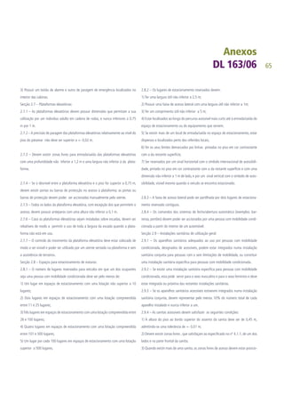 65
3) Possuir um botão de alarme e outro de paragem de emergência localizados no
interior das cabinas.
Secção 2.7 – Plataformas elevatórias:
2.7.1 – As plataformas elevatórias devem possuir dimensões que permitam a sua
utilização por um indivíduo adulto em cadeira de rodas, e nunca inferiores a 0,75
m por 1 m.
2.7.2 –A precisão de paragem das plataformas elevatórias relativamente ao nível do
piso do patamar não deve ser superior a +- 0,02 m.
2.7.3 – Devem existir zonas livres para entrada/saída das plataformas elevatórias
com uma profundidade não inferior a 1,2 m e uma largura não inferior à da plata-
forma.
2.7.4 – Se o desnível entre a plataforma elevatória e o piso for superior a 0,75 m,
devem existir portas ou barras de protecção no acesso à plataforma; as portas ou
barras de protecção devem poder ser accionadas manualmente pelo utente.
2.7.5 – Todos os lados da plataforma elevatória, com excepção dos que permitem o
acesso, devem possuir anteparos com uma altura não inferior a 0,1 m.
2.7.6 – Caso as plataformas elevatórias sejam instaladas sobre escadas, devem ser
rebatíveis de modo a permitir o uso de toda a largura da escada quando a plata-
forma não está em uso.
2.7.7 – O controlo do movimento da plataforma elevatória deve estar colocado de
modo a ser visível e poder ser utilizado por um utente sentado na plataforma e sem
a assistência de terceiros.
Secção 2.8 – Espaços para estacionamento de viaturas:
2.8.1 – O número de lugares reservados para veículos em que um dos ocupantes
seja uma pessoa com mobilidade condicionada deve ser pelo menos de:
1) Um lugar em espaços de estacionamento com uma lotação não superior a 10
lugares;
2) Dois lugares em espaços de estacionamento com uma lotação compreendida
entre 11 e 25 lugares;
3)Três lugares em espaços de estacionamento com uma lotação compreendida entre
26 e 100 lugares;
4) Quatro lugares em espaços de estacionamento com uma lotação compreendida
entre 101 e 500 lugares;
5) Um lugar por cada 100 lugares em espaços de estacionamento com uma lotação
superior a 500 lugares.
2.8.2 – Os lugares de estacionamento reservados devem:
1) Ter uma largura útil não inferior a 2,5 m;
2) Possuir uma faixa de acesso lateral com uma largura útil não inferior a 1m;
3) Ter um comprimento útil não inferior a 5 m;
4) Estar localizados ao longo do percurso acessível mais curto até à entrada/saída do
espaço de estacionamento ou do equipamento que servem;
5) Se existir mais de um local de entrada/saída no espaço de estacionamento, estar
dispersos e localizados perto dos referidos locais;
6) Ter os seus limites demarcados por linhas pintadas no piso em cor contrastante
com a da restante superfície;
7) Ser reservados por um sinal horizontal com o símbolo internacional de acessibili-
dade, pintado no piso em cor contrastante com a da restante superfície e com uma
dimensão não inferior a 1 m de lado, e por um sinal vertical com o símbolo de aces-
sibilidade, visível mesmo quando o veiculo se encontra estacionado.
2.8.3 – A faixa de acesso lateral pode ser partilhada por dois lugares de estaciona-
mento reservado contíguos.
2.8.4 – Os comandos dos sistemas de fecho/abertura automático (exemplos: bar-
reiras, portões) devem poder ser accionados por uma pessoa com mobilidade condi-
cionada a partir do interior de um automóvel.
Secção 2.9 – Instalações sanitárias de utilização geral:
2.9.1 – Os aparelhos sanitários adequados ao uso por pessoas com mobilidade
condicionada, designados de acessíveis, podem estar integrados numa instalação
sanitária conjunta para pessoas com e sem limitações de mobilidade, ou constituir
uma instalação sanitária especifica para pessoas com mobilidade condicionada.
2.9.2 – Se existir uma instalação sanitária especifica para pessoas com mobilidade
condicionada, esta pode servir para o sexo masculino e para o sexo feminino e deve
estar integrada ou próxima das restantes instalações sanitárias.
2.9.3 – Se os aparelhos sanitários acessíveis estiverem integrados numa instalação
sanitária conjunta, devem representar pelo menos 10% do número total de cada
aparelho instalado e nunca inferior a um.
2.9.4 – As sanitas acessíveis devem satisfazer as seguintes condições:
1) A altura do piso ao bordo superior do assento da sanita deve ser de 0,45 m,
admitindo-se uma tolerância de +- 0,01 m;
2) Devem existir zonas livres , que satisfaçam ao especificado no nº 4.1.1, de um dos
lados e na parte frontal da sanita;
3) Quando existir mais de uma sanita, as zonas livres de acesso devem estar posicio-
 