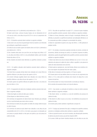 68
uma altura do piso de 1 m, admitindo-se uma tolerância de +- 0,02 m;
4) Devem existir barras verticais de apoio, fixadas com um afastamento de 0,3
m do eixo do urinol, a uma altura do piso de 0,75 m e com um comprimento não
inferior a 0,7 m.
2.9.13 – Os lavatórios acessíveis devem satisfazer as seguintes condições:
1) Deve existir uma zona livre de aproximação frontal ao lavatório com dimensões
que satisfaçam o especificado na secção 4.1;
2) A altura do piso ao bordo superior do lavatório deve ser de 0,8 m, admitindo-se
uma tolerância de +- 0,02 m;
3) Sob o lavatório deve existir uma zona livre com uma largura não inferior a 0,7
m, uma altura não inferior a 0,65 m e uma profundidade medida a partir do bordo
frontal não inferior a 0,5 m;
4) Sob o lavatório não devem existir elementos ou superfícies cortantes ou abrasi-
vas.
2.9.14 – Os espelhos colocados sobre lavatórios acessíveis devem satisfazer as
seguintes condições:
1) Se forem fixos na posição vertical, devem estar colocados com a base inferior da
superfície reflectora a uma altura do piso não superior a 0,9 m;
2) Se tiverem inclinação regulável, devem estar colocados com a base inferior da
superfície reflectora a uma altura do piso não superior a 1,1 m;
3) O bordo superior da superfície reflectora do espelho deve estar a uma altura do
piso não inferior a 1,8 m.
2.9.15 – O equipamento de alarme das instalações sanitárias acessíveis deve satis-
fazer as seguintes condições:
1) Deve estar ligado ao sistema de alerta para o exterior;
2) Deve disparar um alerta luminoso e sonoro;
3) Os terminais do equipamento de alarme devem estar indicados para utilização
com luz e auto-iluminados para serem vistos no escuro;
4) Os terminais do sistema de aviso podem ser botões de carregar, botões de puxar
ou cabos de puxar;
5) Os terminais do sistema de aviso devem estar colocados a uma altura do piso
compreendida entre 0,4 m e 0,6 m, e de modo a que possam ser alcançados por
uma pessoa na posição deitada no chão após uma queda ou por uma pessoa em
cadeira de rodas.
2.9.16 – Para além do especificado na secção 4.11, as barras de apoio instaladas
junto dos aparelhos sanitários acessíveis devem satisfazer as seguintes condições:
1) Podem ter formas, dimensões, modos de fixação e localizações diferentes das
definidas, se possuírem as superfícies de preensão nas localizações definidas ou se
for comprovado que melhor se adequam às necessidades dos utentes;
2) Devem ter capacidade de suportar uma carga não inferior a 1,5kN, aplicada em
qualquer sentido.
2.9.17 – Os controlos e mecanismos operáveis (controlos da torneira, controlos de
escoamento, válvulas de descarga da sanita) e os acessórios (suportes de toalhas,
saboneteiras, suportes de papel higiénico) dos aparelhos sanitários acessíveis devem
satisfazer as seguintes condições:
1) Devem estar dentro das zonas de alcance definidas nos n.os 4.2.1 e 4.2.2, con-
siderando uma pessoa em cadeira de rodas a utilizar o aparelho e uma pessoa em
cadeira de rodas estacionada numa zona livre;
2) Devem poder ser operados por uma mão fechada, oferecer uma resistência mín-
ima e não requerer uma preensão firme nem rodar o pulso;
3) Não deve ser necessária uma força superior a 22 N para os operar;
4) O chuveiro deve ser do tipo telefone, deve ter um tubo com um comprimento não
inferior a 1,5 m, e deve poder ser utilizado como chuveiro de cabeça fixo e como
chuveiro de mão livre;
5) As torneiras devem ser do tipo monocomando e accionadas por alavanca;
6) Os controlos do escoamento devem ser do tipo de alavanca.
2.9.18 – Caso existam, as protecções de banheira ou bases de duche acessíveis
devem satisfazer as seguintes condições:
1) Não devem obstruir os controlos ou a zona de transferência das pessoas em
cadeiras de rodas;
2) Não devem ter calhas no piso ou nas zonas de transferências das pessoas em
cadeiras de rodas;
3) Se tiverem portas, devem satisfazer o especificado na secção 4.9.
2.9.19 – O espaço que permanece livre após a instalação dos aparelhos sanitários
acessíveis na instalações sanitárias deve satisfazer as seguintes condições:
1) Deve ser possível inscrever uma zona de manobra, não afectada pelo movimento
de abertura da porta de acesso, que permita rotação de 360º;
2) As sanitas e bidés que tiverem rebordos elevados com uma altura ao piso não
 