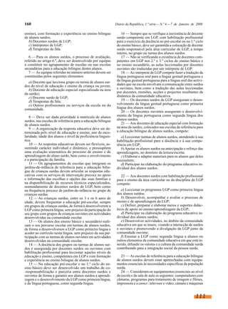 160 Diário da República, 1.ª série—N.º 4—7 de Janeiro de 2008
ensino), com formação e experiência no ensino bilingue
de alunos surdos;
b) Docentes surdos de LGP;
c) Intérpretes de LGP;
d) Terapeutas da fala.
6 — Para os alunos surdos, o processo de avaliação,
referido no artigo 6.º, deve ser desenvolvido por equipas
a constituir no agrupamento de escolas ou nas escolas
secundárias para a educação bilingue destes alunos.
7 — As equipas referidas no número anterior devem ser
constituídas pelos seguintes elementos:
a) Docente que lecciona grupo ou turma de alunos sur-
dos do nível de educação e ensino da criança ou jovem;
b) Docente de educação especial especializado na área
da surdez;
c) Docente surdo de LGP;
d) Terapeutas da fala;
e) Outros profissionais ou serviços da escola ou da
comunidade.
8 — Deve ser dada prioridade à matrícula de alunos
surdos, nas escolas de referência para a educação bilingue
de alunos surdos.
9 — A organização da resposta educativa deve ser de-
terminada pelo nível de educação e ensino, ano de esco-
laridade, idade dos alunos e nível de proficiência linguís-
tica.
10 — As respostas educativas devem ser flexíveis, as-
sumindo carácter individual e dinâmico, e pressupõem
uma avaliação sistemática do processo de ensino e de
aprendizagem do aluno surdo, bem como o envolvimento
e a participação da família.
11 — Os agrupamentos de escolas que integram os
jardins-de-infância de referência para a educação bilin-
gue de crianças surdas devem articular as respostas edu-
cativas com os serviços de intervenção precoce no apoio
e informação das escolhas e opções das suas famílias e
na disponibilização de recursos técnicos especializados,
nomeadamente de docentes surdos de LGP, bem como
na frequência precoce de jardim-de-infância no grupo de
crianças surdas.
12 — As crianças surdas, entre os 3 e os 6 anos de
idade, devem frequentar a educação pré-escolar, sempre
em grupos de crianças surdas, de forma a desenvolverem a
LGP como primeira língua, sem prejuízo da participação do
seu grupo com grupos de crianças ouvintes em actividades
desenvolvidas na comunidade escolar.
13 — Os alunos dos ensino básico e secundário reali-
zam o seu percurso escolar em turmas de alunos surdos,
de forma a desenvolverem a LGP como primeira língua e
aceder ao currículo nesta língua, sem prejuízo da sua par-
ticipação com as turmas de alunos ouvintes em actividades
desenvolvidas na comunidade escolar.
14 — A docência dos grupos ou turmas de alunos sur-
dos é assegurada por docentes surdos ou ouvintes com
habilitação profissional para leccionar aqueles níveis de
educação e ensino, competentes em LGP e com formação
e experiência no ensino bilingue de alunos surdos.
15 — Na educação pré-escolar e no 1.º ciclo do en-
sino básico deve ser desenvolvido um trabalho de co-
-responsabilização e parceria entre docentes surdos e
ouvintes de forma a garantir aos alunos surdos a aprendi-
zagem e o desenvolvimento da LGP como primeira língua,
e da língua portuguesa, como segunda língua.
16 — Sempre que se verifique a inexistência de docente
surdo competente em LGP, com habilitação profissional
para o exercício da docência no pré-escolar ou no 1.º ciclo
do ensino básico, deve ser garantida a colocação de docente
surdo responsável pela área curricular de LGP, a tempo
inteiro, no grupo ou turma dos alunos surdos.
17 — Não se verificando a existência de docentes com-
petentes em LGP nos 2.º e 3.º ciclos do ensino básico e
no ensino secundário, as aulas leccionadas por docentes
ouvintes são traduzidas por um intérprete de LGP.
18 — Ao intérprete de LGP compete fazer a tradução da
língua portuguesa oral para a língua gestual portuguesa e
da língua gestual portuguesa para a língua oral das activi-
dades que na escola envolvam a comunicação entre surdos
e ouvintes, bem como a tradução das aulas leccionadas
por docentes, reuniões, acções e projectos resultantes da
dinâmica da comunidade educativa.
19 — Os docentes surdos de LGP asseguram o desen-
volvimento da língua gestual portuguesa como primeira
língua dos alunos surdos.
20 — Os docentes ouvintes asseguram o desenvolvi-
mento da língua portuguesa como segunda língua dos
alunos surdos.
21 — Aos docentes de educação especial com formação
na área da surdez, colocados nas escolas de referência para
a educação bilingue de alunos surdos, compete:
a) Leccionar turmas de alunos surdos, atendendo à sua
habilitação profissional para a docência e à sua compe-
tência em LGP;
b)Apoiar os alunos surdos na antecipação e reforço das
aprendizagens, no domínio da leitura/escrita;
c) Elaborar e adaptar materiais para os alunos que deles
necessitem;
d) Participar na elaboração do programa educativo in-
dividual dos alunos surdos.
22 — Aos docentes surdos com habilitação profissional
para o ensino da área curricular ou da disciplina de LGP
compete:
a) Leccionar os programas LGP como primeira língua
dos alunos surdos;
b) Desenvolver, acompanhar e avaliar o processo de
ensino e de aprendizagem da LGP;
c) Definir, preparar e elaborar meios e suportes didác-
ticos de apoio ao ensino/aprendizagem da LGP;
d) Participar na elaboração do programa educativo in-
dividual dos alunos surdos;
e) Desenvolver actividades, no âmbito da comunidade
educativa em que se insere, visando a interacção de surdos
e ouvintes e promovendo a divulgação da LGP junto da
comunidade ouvinte;
f) Ensinar a LGP como segunda língua a alunos ou
outros elementos da comunidade educativa em que está in-
serido, difundir os valores e a cultura da comunidade surda
contribuindo para a integração social da pessoa surda.
23 — As escolas de referência para a educação bilingue
de alunos surdos devem estar apetrechadas com equipa-
mentos essenciais às necessidades específicas da população
surda.
24 — Consideram-se equipamentos essenciais ao nível
da escola e da sala de aula os seguintes: computadores com
câmaras, programas para tratamento de imagem e filmes,
impressora e scanner; televisor e vídeo, câmara e máquinas
111
 