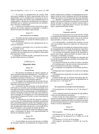 Diário da República, 1.ª série—N.º 4—7 de Janeiro de 2008 163
7 — As escolas ou agrupamentos de escolas onde
funcionem unidades de apoio especializado devem ser
apetrechados com os equipamentos essenciais às neces-
sidades específicas dos alunos com multideficiência ou
surdocegueira e introduzir as modificações nos espaços e
mobiliário que se mostrem necessárias face às metodolo-
gias e técnicas a implementar.
8 — Compete ao conselho executivo da escola ou agru-
pamento de escolas organizar acompanhar e orientar o
desenvolvimento da unidade especializada.
Artigo 27.º
Intervenção precoce na infância
1 — No âmbito da intervenção precoce na infância são
criados agrupamentos de escolas de referência para a co-
locação de docentes.
2 — Constituem objectivos dos agrupamentos de es-
colas de referência:
a) Assegurar a articulação com os serviços de saúde e
da segurança social;
b) Reforçar as equipas técnicas, que prestam serviços
no âmbito da intervenção precoce na infância, financiadas
pela segurança social;
c)Assegurar, no âmbito do ME, a prestação de serviços
de intervenção precoce na infância.
CAPÍTULO VI
Disposições finais
Artigo 28.º
Serviço docente
1 — Sem prejuízo do disposto no número seguinte, as
áreas curriculares específicas definidas no n.º 2 do artigo 18.º,
os conteúdos mencionados no n.º 3 do mesmo artigo e os
conteúdos curriculares referidos no n.º 3 do artigo 21.º são
leccionadas por docentes de educação especial.
2 — Os quadros dos agrupamentos de escolas devem,
nos termos aplicáveis ao restante pessoal docente, ser do-
tados dos necessários lugares.
3 — A docência da área curricular ou da disciplina de
LGP pode ser exercida, num período de transição até à
formação de docentes surdos com habilitação própria para
a docência de LGP, por profissionais com habilitação su-
ficiente: formadores surdos de LGP com curso profissio-
nal de formação de formadores de LGP ministrado pela
Associação Portuguesa de Surdos ou pela Associação de
Surdos do Porto.
4 — A competência em LGP dos docentes surdos e
ouvintes deve ser certificada pelas entidades reconhecidas
pela comunidade linguística surda com competência para o
exercício da certificação e da formação em LGP que são, à
data da publicação deste decreto-lei, a Associação Portu-
guesa de Surdos e a Associação de Surdos do Porto.
5 — O apoio à utilização de materiais didácticos adap-
tados e tecnologias de apoio é da responsabilidade do
docente de educação especial.
Artigo 29.º
Serviço não docente
1 — As actividades de serviço não docente, no âmbito
da educação especial, nomeadamente de terapia da fala,
terapia ocupacional, avaliação e acompanhamento psico-
lógico, treino da visão e intérpretes de LGP são desempe-
nhadas por técnicos com formação profissional adequada.
2 — Quando o agrupamento não disponha nos seus
quadros dos recursos humanos necessários à execução de
tarefas incluídas no disposto no número anterior pode o
mesmo recorrer à aquisição desses serviços, nos termos
legal e regulamentarmente fixados.
Artigo 30.º
Cooperação e parceria
As escolas ou agrupamentos de escolas devem, isolada
ou conjuntamente, desenvolver parcerias com instituições
particulares de solidariedade social, centros de recursos
especializados, ou outras, visando os seguintes fins:
a) A referenciação e avaliação das crianças e jovens
com necessidades educativas especiais de carácter per-
manente;
b)Aexecução de actividades de enriquecimento curricu-
lar, designadamente a realização de programas específicos
de actividades físicas e a prática de desporto adaptado;
c) A execução de respostas educativas de educação es-
pecial, entre outras, ensino do braille, do treino visual, da
orientação e mobilidade e terapias;
d) O desenvolvimento de estratégias de educação que
se considerem adequadas para satisfazer necessidades edu-
cativas dos alunos;
e) O desenvolvimento de acções de apoio à família;
f) A transição para a vida pós-escolar, nomeadamente o
apoio à transição da escola para o emprego;
g) A integração em programas de formação profissio-
nal;
h) Preparação para integração em centros de emprego
apoiado;
i) Preparação para integração em centros de actividades
ocupacionais;
j) Outras acções que se mostrem necessárias para de-
senvolvimento da educação especial, designadamente as
previstas no n.º 1 do artigo 29.º
Artigo 31.º
Não cumprimento do princípio da não discriminação
O incumprimento do disposto no n.º 3 do artigo 2.º
implica:
a) Nos estabelecimentos de educação da rede pública,
o início de procedimento disciplinar;
b) Nas escolas de ensino particular e cooperativo, a
retirada do paralelismo pedagógico e a cessação do co-
-financiamento, qualquer que seja a sua natureza, por parte
da administração educativa central e regional e seus orga-
nismos e serviços dependentes.
Artigo 32.º
Norma revogatória
São revogados:
a) O Decreto-Lei n.º 319/91, de 23 de Agosto;
b) O artigo 10.º do Decreto-Lei n.º 6/2001, de 18 de
Janeiro;
c) A Portaria n.º 611/93, de 29 de Junho;
d) O artigo 6.º da Portaria n.º 1102/97, de 3 de No-
vembro;
114
 