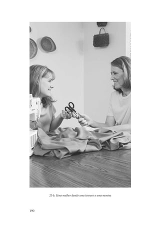 23-b, Uma mulher dando uma tesoura a uma menina




190
 