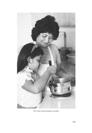 29-a, Uma irmã ensinando a cozinhar.




                                       249
 