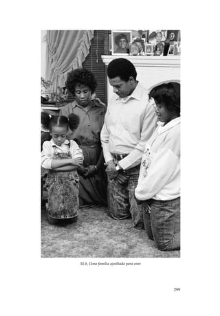 34-b, Uma família ajoelhada para orar.




                                         299
 