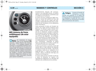 MANDOS Y CONTROLES6-39 Corsa, 01/13 SECCIÓN 6
ABS (sistema de freno
antibloqueo) (de estar
equipado)
Inmediatamente después del arranque,
mismo a una velocidad mínima, el sistema
efectúa una comprobación automática que
es audible por el conductor.
El sistema de freno antibloqueo (ABS) man-
tiene un control del sistema de freno del
vehículo y evita que las ruedas sean blo-
queadas, independientemente de las condi-
ciones de las carreteras y de la adherencia
de los neumáticos.
Actúa ajustando el efecto de frenado tan
pronto una rueda muestre tendencia para
bloquear. El vehículo queda siempre con-
trolado, mismo al hacer una curva o desvi-
arse de un obstáculo. Cuando un frenado
de emergencia fuese inevitable, el ABS per-
mite que el obstáculo sea contorneado sin
que el freno sea aligerado. Sin embargo,
no se recomienda, de ninguna forma, basa-
do en esta característica de seguridad, cor-
rer deliberadamente los riesgos de conduc-
ción innecesarios. Solamente se podrá
lograr la seguridad en el tráfico a través de
un estilo de conducción responsable.
El efecto de frenado se controla a través del
sistema ABS en cada milésimo de segundo
durante el proceso de frenado. Esta acción
es sentida a través de la “pulsación en el
pedal de freno” y “ruido en el proceso de
control”. Ahora, el vehículo está bajo una
situación de emergencia;
El sistema ABS permite controlar el vehículo
y avisar el conductor en cuanto a la
necesidad de adaptación de velocidad del
vehículo a las condiciones de la carretera.
Al conectarse el encen-
dido, la luz indicadora u
enciende. Apaga después del arranque
del motor. Si no apagara después del
arranque o si encendiera durante la mar-
cha, esto es evidencia de una avería en el
sistema ABS. Sin embargo, el sistema de
freno del vehículo seguirá funcionando.
El sistema ABS aún quedará inoperante si
los fusibles o circuitos interconectados
estuviesen defectuosos. Busque un Con-
cesionario o Taller Autorizado Chevrolet
para reparar el problema.
Durante el frenado de
emergencia, se fuese
sentida una pulsación en el pedal del
freno y un ruido en el proceso de control,
no desaplique el pedal del freno, pues
tales sucesos son características normales
de funcionamiento del sistema.
Peligro
seccion_06.fm Page 39 Tuesday, March 26, 2013 8:46 AM
 