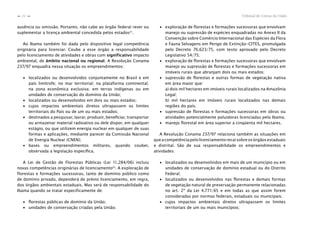 Tribunal de Contas da União22
n
n
ausência ou omissão. Portanto, não cabe ao órgão federal rever ou
suplementar a licença ambiental concedida pelos estados21
.
Ao Ibama também foi dada pelo dispositivo legal competência
originária para licenciar. Coube a esse órgão a responsabilidade
pelo licenciamento de atividades e obras com significativo impacto
ambiental, de âmbito nacional ou regional. A Resolução Conama
237/97 enquadra nessa situação os empreendimentos:
∙ localizados ou desenvolvidos conjuntamente no Brasil e em
país limítrofe; no mar territorial; na plataforma continental;
na zona econômica exclusiva; em terras indígenas ou em
unidades de conservação do domínio da União;
∙ localizados ou desenvolvidos em dois ou mais estados;
∙ cujos impactos ambientais diretos ultrapassem os limites
territoriais do País ou de um ou mais estados;
∙ destinados a pesquisar, lavrar, produzir, beneﬁciar, transportar
ou armazenar material radioativo ou dele dispor, em qualquer
estágio, ou que utilizem energia nuclear em qualquer de suas
formas e aplicações, mediante parecer da Comissão Nacional
de Energia Nuclear (CNEN);
∙ bases ou empreendimentos militares, quando couber,
observada a legislação especíﬁca.
A Lei de Gestão de Florestas Públicas (Lei 11.284/06) incluiu
novas competências originárias de licenciamento22
. A exploração de
florestas e formações sucessoras, tanto de domínio público como
de domínio privado, dependerá de prévio licenciamento, em regra,
dos órgãos ambientais estaduais. Mas será de responsabilidade do
Ibama quando se tratar especificamente de:
∙ ﬂorestas públicas de domínio da União;
∙ unidades de conservação criadas pela União;
∙ exploração de ﬂorestas e formações sucessoras que envolvam
manejo ou supressão de espécies enquadradas no Anexo II da
Convenção sobre Comércio Internacional das Espécies da Flora
e Fauna Selvagens em Perigo de Extinção-CITES, promulgada
pelo Decreto 76.623/75, com texto aprovado pelo Decreto
Legislativo 54/75;
∙ exploração de ﬂorestas e formações sucessoras que envolvam
manejo ou supressão de ﬂorestas e formações sucessoras em
imóveis rurais que abranjam dois ou mais estados;
∙ supressão de ﬂorestas e outras formas de vegetação nativa
em área maior que:
a) dois mil hectares em imóveis rurais localizados na Amazônia
Legal;
b) mil hectares em imóveis rurais localizados nas demais
regiões do país;
∙ supressão de ﬂorestas e formações sucessoras em obras ou
atividades potencialmente poluidoras licenciadas pelo Ibama;
∙ manejo ﬂorestal em área superior a cinqüenta mil hectares.
A Resolução Conama 237/97 relaciona também as situações em
queacompetênciapelolicenciamentorecaisobreosórgãosestaduais
e distrital. São de sua responsabilidade os empreendimentos e
atividades:
∙ localizados ou desenvolvidos em mais de um município ou em
unidades de conservação de domínio estadual ou do Distrito
Federal;
∙ localizados ou desenvolvidos nas ﬂorestas e demais formas
de vegetação natural de preservação permanente relacionadas
no art. 2º da Lei 4.771/65 e em todas as que assim forem
consideradas por normas federais, estaduais ou municipais;
∙ cujos impactos ambientais diretos ultrapassem os limites
territoriais de um ou mais municípios;
 