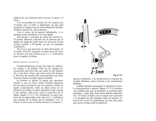 diduras de que disponen para evacuar el agua y el
barro.
    Con la pérdida de volumen de las zapatas por
el propio uso, el cable se destensará, así que para
recuperar el antiguo tacto de freno deberemos tensarlo.
Podemos hacerlo de varias maneras:
    Con el tensor de la maneta (aflojándolo, a iz-
quierdas actúa tensando), es lo más rápido.
    Del puente o portador de cable del cantilever.
El puente debemos colocarlo de tal manera que el
ángulo de salida del cable hacia las levas sea lo más
cercano posible a 90 grados, ya que así ganamos
rendimiento.
    De la leva que aprisiona el cable del puente. Si
la rueda está bien centrada, un buen tacto de freno
se obtiene con una distancia de 2 o 3 milímetros
entre la zapata y la llanta.

R HCHJLACIÓN DF . I.AS ZAPATAS

    Fundamentalmente existen dos tipos de zapatas,
de vastago y de tornillo. Para las de vastago ne-
cesitaremos una llave fija, que suele ser del número
10, y una llave Alien, que suele serlo del número
6. Para las de tornillo sólo necesitaremos una llave
Alien de número variable según el modelo.                 apoyar totalmente, y no perderemos el contacto de
    Lo primero es aflojar la zapata que queremos          la parte delantera, como ocurriría si las colocásemos
regular, y una vez floja, ambos sistemas disponen         paralelas.
de una pieza excéntrica que nos permite colocar la            Cuando hayamos conseguido la regulación correc-
zapata correctamente, tanto en altura como en in-         ta, procederemos a apretar (figura 3.1.5.2), primero
clinación. En altura, no debe sobresalir ni por encima    con cuidado para que no perdamos la posición antes
ni por debajo, debe pisar toda la superficie de la        obtenida, y luego más fuerte hasta dejarla totalmente
zapata (figura 3.1.5.1). En inclinación, la parte pos-    fija. Si hemos rodado con la zapata mal colocada
terior de la zapata debe estar entre 0.5 y 1 milímetro    y su desgaste ha sido desigual, antes de intentar co-
más alejada de la llanta que la delantera. Así, al        locarla en su sitio la igualaremos con una lima, para
frenar la inercia de la llanta forzará a la zapata a      que vuelva a frenar toda la superficie.
 