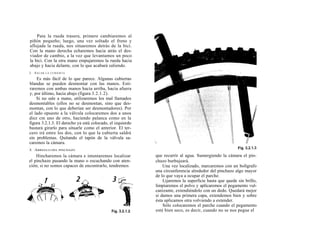 Para la rueda trasera, primero cambiaremos al
piñón pequeño; luego, una vez soltado el freno y
aflojada la rueda, nos situaremos detrás de la bici.
Con la mano derecha echaremos hacia atrás el des-
viador de cambio, a la vez que levantamos un poco
la bici. Con la otra mano empujaremos la rueda hacia
abajo y hacia delante, con lo que acabará saliendo.
2. S A C A R L A C U B I E R T A

    Es más fácil de lo que parece. Algunas cubiertas
blandas se pueden desmontar con las manos. Esti-
raremos con ambas manos hacia arriba, hacia afuera
y, por último, hacia abajo (figura 3.2.1.2).
    Si no sale a mano, utilizaremos los mal llamados
desmontables (ellos no se desmontan, sino que des-
montan, con lo que deberían ser desmontadores). Por
el lado opuesto a la válvula colocaremos dos a unos
diez cm uno de otro, haciendo palanca como en la
figura 3.2.1.3. El derecho ya está colocado, el izquierdo
bastará girarlo para situarle como el anterior. El ter-
cero irá entre los dos, con lo que la cubierta saldrá
sin problemas. Quitando el tapón de la válvula sa-
caremos la cámara.
3. ARREGLO DEL PINCHAZO
    Hincharemos la cámara e intentaremos localizar          que recurrir al agua. Sumergiendo la cámara el pin-
el pinchazo pasando la mano o escuchando con aten-          chazo burbujeará.
ción; si no somos capaces de encontrarlo, tendremos             Una vez localizado, marcaremos con un bolígrafo
                                                            una circunferencia alrededor del pinchazo algo mayor
                                                            de lo que vaya a ocupar el parche.
                                                                Lijaremos la superficie hasta que quede sin brillo,
                                                            limpiaremos el polvo y aplicaremos el pegamento vul-
                                                            canizante, extendiéndolo con un dedo. Quedará mejor
                                                            si damos una primera capa, extendemos bien y sobre
                                                            ésta aplicamos otra volviendo a extender.
                                                                Sólo colocaremos el parche cuando el pegamento
                                                            esté bien seco, es decir, cuando no se nos pegue el
 