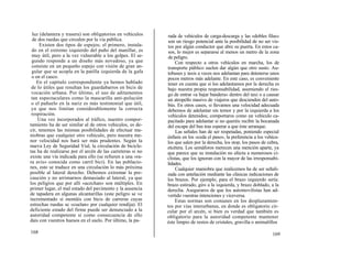 luz (delantera y trasera) son obligatorios en vehículos     rada de vehículos de carga-descarga y las «dobles filas»
 de dos ruedas que circulen por la vía pública.              son un riesgo potencial ante la posibilidad de no ser vis-
     Existen dos tipos de espejos; el primero, instala-      tos por algún conductor que abre su puerta. En estos ca-
 do en el extremo izquierdo del puño del manillar, es        sos, lo mejor es separarse al menos un metro de la zona
 muy útil, pero a la vez vulnerable a los golpes. El se-     de peligro.
 gundo responde a un diseño más novedoso, ya que                 Con respecto a otros vehículos en marcha, los de
 consiste en un pequeño espejo con visión de gran an-       transporte público suelen dar algún que otro susto. Au-
 gular que se acopla en la patilla izquierda de la gafa     tobuses y taxis a veces nos adelantan para detenerse unos
 o en el casco.                                             pocos metros más adelante. En este caso, es conveniente
    En el capítulo correspondiente ya hemos hablado         tener en cuenta que si los adelantamos por la derecha es
 de lo útiles que resultan los guardabarros en bicis de     bajo nuestra propia responsabilidad, asumiendo el ries-
 vocación urbana. Por último, el uso de aditamentos         go de entrar «a bajar bandera» dentro del taxi o a causar
 tan espectaculares como la mascarilla anti-polución        un atropello masivo de viajeros que descienden del auto-
 o el pañuelo en la nariz es más testimonial que útil,      bús. En otros casos, si llevamos una velocidad adecuada
 ya que nos limitan considerablemente la correcta           debemos de adelantar sin temor y por la izquierda a los
 respiración.                                               vehículos detenidos; comportaros como un vehículo ca-
    Una vez incorporados al tráfico, nuestro compor-        pacitado para adelantar si no queréis recibir la bocanada
tamiento ha de ser similar al de otros vehículos, es de-    del escape del bus tras esperar a que éste arranque.
cir, tenemos las mismas posibilidades de efectuar ma-            Las señales han de ser respetadas, poniendo especial
niobras que cualquier otro vehículo, pero nuestra me-       énfasis en los «ceda el paso», la preferencia a los vehícu-
nor velocidad nos hará ser más prudentes. Según la          los que salen por la derecha, los stop, los pasos de cebra,
nueva Ley de Seguridad Vial, la circulación de bicicle-     etcétera. Los semáforos merecen una mención aparte, ya
tas ha de realizarse por el arcén de las carreteras si no   que parece que su instalación no afecta a numerosos ci-
existe una vía indicada para ello (se refieren a una «ra-   clistas, que los ignoran con la mayor de las irresponsabi-
ra avis» conocida como carril bici). En las poblacio-       lidades.
nes, esto se traduce en una circulación lo más próxima           Cualquier maniobra que realicemos ha de ser señali-
posible al lateral derecho. Debemos extremar la pre-        zada con antelación mediante las clásicas indicaciones de
caución y no arrimarnos demasiado al lateral, ya que        los brazos. Por ejemplo, para el brazo izquierdo sería:
los peligros que por allí «acechan» son múltiples. En       brazo estirado, giro a la izquierda, y brazo doblado, a la
primer lugar, el mal estado del pavimento y la ausencia     derecha. Aseguraros de que los automovilistas han ad-
de tapadera en algunas alcantarillas (este peligro se ve    vertido vuestras intenciones y viceversa.
incrementado si montáis con bicis de carreras cuyas              Estas normas son comunes en los desplazamien-
estrechas ruedas se «cuelan» por cualquier rendija). El     tos por vías interurbanas, en donde es obligatorio cir-
deficiente estado del firme puede ser denunciado a la       cular por el arcén, si bien es verdad que también es
autoridad competente si como consecuencia de ello           obligatorio para la autoridad competente mantener
dais con vuestros huesos en el suelo. Por último, la pa-    éste limpio de restos de cristales, gravilla o animalillos
168                                                                                                                169
 