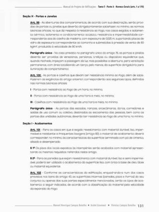 Seção H - Portas e Janelas
Arb. 99 - As aberturas dos comportimentos, de acordo com sua desti noção, serão provi-
dos de portas ou janelas que deverão obrigatoriamente satisPazer no mínimo, as normas
técnicos oPiciois, no que diz respeito d resistência ao Pogo, nos casos exigidos e isolamen-
t o térmico, isolamento e condicionamento acústico, resistência e impermeabilidade cor-
respondente aos do caixilho de madeira, com espessura de 0.025 m, suportando plocas de
vidro de espessura correspondente ao tamanho e submetidas ã pressão de vento de 80
kg/m2, produzida ã velocidade de 90 km/h
ParágraPo único - No caso prevista no parágraPo única do artigo 76, as portas e janelas
deverão ser providas de venezianas, persionos, treüças ou dispositivo equivalente que,
quando Pechado, impeçam o passagem da luz, mas possibilite a abertura, pora ventilação
permanente, com área totalizando um terço, pelo menos, da superPície obrigatória para
iluminação do compartimento.
Arb. 100 As portas e caixilhos que devam t e r resistência mínima ao Pogo, além de satis-
fazerem as exigências do artigo anterior corresponderão aos seguintes tipos dePinidos
nas normas técnicos oPicrais:
I - Porta com resistência ao Pogo de um hora, no mínimo;
II - Porta com resistência ao Pago de uma hora e meio, no mínimo;
III - Coixilhos com resistência ao Pogo de uma hora e meia, no mínima
ParágraPo único - As portas das escados rampas antecãmaras ãtrios corredores e
saidas de uso comum ou coletivo, destinados ao escoamento dos pessoas, bem como as
portas dos unidades autônomas deverão ter resistência ao Pogo de uma hora, no mínimo
Seção I - Acabamentos
Arb. 101 - Paro os casos em que é exigido revestimento com material durável, liso, imper-
meável e resistente a prequentes lavagens (artigo 82). o material de acabamento deverá
corresponder no mínimo, ás característicos da superpicie terminada com pó de cimento,
alisado e desempenado.
§ Ia Os pisos dos locais expostos ás intempéries serão acabados com material apresen-
tando os mesmos requisitos rePeridas neste artigo.
§ 2a - Fbra as paredes que exijam revestimento com matéria! durável, lisoe semi-imperme-
ável. pcderó ser utilizado o acabamento da superPície lisa, com tinta ã base de óleo. látex,
ou material equivalente.
Arb. 102 ConPorme os características da ediPicação, enquadrando-a num dos casos
previstos nos itens do artigo 43, as superpícies internas (paredes, pisos e Ponros) do seu
conjunto ou apenas das suas partes especialmente mencionados terão os tipos de aca-
bamento a seguir indicados de acordo com a classiPicaçáo do material pela velocidade
do expansão do Pogo;
 