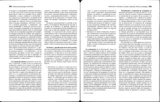 252 / Manual de psicología comunitaria
el encargo o el demandante realmente pretende y,
en su caso, negociarlo a la luz de lo que ese equipo
puede llevar a cabo en la realidad con los medios
disponibles, es decir, establecer si corresponde a
sus competencias profesionales y se dispone de los
medios técnicos y materiales (información, perso-
nal, tiempo, etc.) precisos. Si no es así, debe recha-
zarse el encargo o demanda o «derivarlo» al servi-
cio o instancia apropiados y competentes. Una
tercera posibilidad es actuar por iniciativa profe-
sional, sin encargo ni demanda; en esa situación el
interventor habrá de obtener tanto la conformidad
e interés de la comunidad (siguiendo, por ejemplo,
la estrategia marcada por Caplan), que asegure la
viabilidad social de la acción, como la complicidad
institucional, que garantice su viabilidad económi-
ca y logística. La intervención puede aún ser viable
a falta de esta última, siempre que se tenga el acuer-
do de la comunidad: dependiendo del asunto y nivel
de intervención habrá entonces que estar preparado
para obtener los recursos precisos por medios no
directamente institucionales, apoyarse en —o apo-
yar a— la comunidad y estar dispuesto a confrontar
la resistencia abierta —o la indiferencia— de las
instituciones que puede, en todo caso, y según los
argumentos estratégicos de que se disponga, ser
contrarrestada a través de estrategias de organiza-
ción comunitaria o negociación.
La evaluación inicial, un proceso a la vez téc-
nico y relacional. La parte técnica se centra en la
evaluación o análisis en el asunto X de interés de
las necesidades y recursos de la comunidad, inclu-
yendo la actitud de la gente y su motivación en
relación al asunto tratado y a los cambios por rea-
lizar. Para ello, y según se ha indicado en los capí-
tulos 6 y 3, se usará primero la información pre-
existente y se identificará la información a recoger
teniendo en cuenta la visión de los actores sociales
básicos (afectados, profesionales, entorno social)
en las dimensiones relevantes del asunto X y usan-
do los métodos verbales, de observación o registros
sociales adecuados para captar los datos cuantita-
tivos básicos y la comprensión cualitativa global e
integrada de lo que está sucediendo y de la percep-
ción de la comunidad tanto sobre la situación como
respecto a los cambios a introducir. Informantes
clave, grupos nominales y otros, tasas de utilización
de servicios, encuestas poblacionales, indicadores
sociales, contextualización histórica y cultural y
observación de la interacción y el entorno comu-
nitario son métodos comúnmente usados en esta
etapa.
El proceso sociorrelacional se extiende en pa-
ralelo a la recogida de información de esta fase y,
en parte, de la anterior y la siguiente. Incluye la
entrada en la comunidad (si no hay demanda o con-
trato), que se trata más adelante como un aspecto
estratégico, y la negociación del contrato, que in-
cluirá aspectos como: la decisión del interventor de
aceptar o no el trabajo; la identificación del desti-
natario; el establecimiento de unos objetivos (pun-
to siguiente) acordados con la comunidad y de los
criterios para evaluar los resultados, y el acuerdo
sobre el papel de cada parte (interventor y comu-
nidad) y tipo de relación general que mantendrán.
El diseño y planificación de la intervención,
otra fase eminentemente técnica cuyas dimensio-
nes sociales y relaciónales son incluidas en la par-
te estratégica y lo han sido ya en la fase anterior.
En efecto, una vez obtenida la información preci-
sa y acordada la actuación, se trata ahora de trazar
el programa a realizar y organizarlo de común
acuerdo con la comunidad y según los criterios
pactados con ella. Incluye cuatro tareas técnicas
básicas:
• Determinar los objetivos a partir de la eva-
luación efectuada junto a la comunidad o sus
representantes. Es preciso que los objetivos
sean relevantes para los problemas o asuntos
de interés, de forma que alcanzarlos implique
un cambio significativo en ese asunto o pro-
blema. Y es deseable que los objetivos sean
realistas, estén definidos con la mayor pre-
cisión posible y sean ordenados de manera
que si los medios son escasos o las acciones
para alcanzar un objetivo son contradictorias
con las conducentes a otro, tengamos criterios
para elegir un curso de acción u otro. En oca-
siones se plantean objetivos temáticos o par-
© Ediciones Pirámide
Intervención comunitaria: concepto, supuestos, técnica y estrategia I 253
cíales, o "según la perspectiva temporal: a
corto, medio y largo plazo. Se puede también
trabajar «sin objetivos», guiados por los pro-
blemas, valores, decisiones asamblearias su-
cesivas, etc.
• Establecer los contenidos o componentes del
programa, las acciones o proyectos parciales
a realizar para alcanzar los objetivos, a partir
de una concepción estratégica (de consenso,
confrontación, organización social, etc.) que
indica la línea general a seguir a lo largo de
la intervención.
• Identificar los medios (financieros, de perso-
nal e instalaciones u otros) precisos para rea-
lizar las acciones y alcanzar los objetivos.
• Establecer un calendario o marco temporal,
siquiera aproximado, para realizar las acciones
y alcanzar los objetivos parciales o temporales,
lo que permite conocer con antelación qué
medios y recursos serán precisos en cada mo-
mento y lugar.
La realización de la intervención, «fase» no
previsible o planificable en que, al «pasar a la ac-
ción» y entrar en contacto directo con la realidad
comunitaria, predominan ya los aspectos estratégi-
cos, también presentes de alguna forma en las otras
fases (y abordados en el punto siguiente): acceso a
la comunidad o contacto con la población «diana»;
mecanismos de implicación y motivación de la po-
blación y de superación de resistencias al cambio;
forma de obtener los medios que se han identifica-
do como precisos para alcanzar los objetivos; meca-
nismos de participación y retorno de los usuarios
del programa y sistemas de mantenimiento, y, en
su caso, diseminación del programa. En esta fase
es importante establecer mecanismos de retorno (de
seguimiento o evaluación procesal, en definitiva)
que permitan introducir ajustes y correcciones en
el programa cuando algo va mal o se desvía de lo
previsto. La ausencia de tales mecanismos (reunio-
nes periódicas, contacto permanente con la comu-
nidad y con los trabajadores «de base», etc.) puede
impedir detectar los fallos y desviaciones y, en con-
secuencia, corregir el programa antes de que termi-
ne y sus efectos sean irreversibles.
Terminación y evaluación de resultados del
programa incluyendo tres aspectos básicos: su efi-
cacia en relación al asunto u objetivos planteados,
la satisfacción de los usuarios de las acciones y el
impacto —o utilidad social— global en la comuni-
dad que incluya los efectos no previstos inicialmen-
te. Aunque habitualmente se lleva a cabo al finali-
zar la intervención, la evaluación de resultados
debería realizarse en el momento en que racional-
mente se prevea que la intervención va a surtir efec-
to, que no siempre coincide con la conclusión del
programa. En general, y dado que ese momento no
es siempre previsible, es recomendable hacer un
seguimiento de los efectos del programa realizando
evaluaciones periódicas posteriores a la terminación
(a los tres o seis meses y al año, por ejemplo) para
ver si sus efectos se mantienen (o se incrementan
o disminuyen) en el tiempo.
Por otro lado, no es infrecuente que la interven-
ción termine antes de lo deseable: la acción no ter-
mina cuando se resuelve el problema o se alcanzan
los objetivos, sino por otras razones: se acaba el
dinero con que se financiaba, cambia la línea polí-
tica o se traslada al interventor a otra zona o área
de trabajo. Otras veces, las acciones se prolongan
una vez se ha resuelto el problema específico plan-
teado al haberse consolidado una estructura orga-
nizativa o equipo de trabajo (que, como es sabido,
tienden a perpetuarse y generar su propia demanda).
Desde el punto de vista técnico, lo lógico sería que
los programas duraran tanto como los problemas a
resolver o los efectos positivos a conseguir. Si los
medios o la presencia material del interventor cesan,
es deseable que el programa pueda integrarse en
las instituciones (consejería, ayuntamiento, junta
local, etc.) o programas existentes. Ello plantea el
tema, ya abordado por Caplan, del mantenimiento
del programa: cómo se mantiene una intervención
una vez que el equipo impulsor desaparece del es-
cenario comunitario. Tareas centrales del manteni-
miento del programa son: asegurar las fuentes de
financiación entrenando a algún miembro de la
comunidad en la búsqueda de ayudas, subvencio-
nes, etc.; desarrollar el liderazgo local que pueda
hacerse cargo de aspectos dados del programa, y
mantener desde el principio el contacto y buena
© Ediciones Pirámide
 