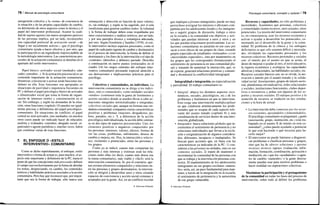 78 / Manual de psicología comunitaria
autogestión colectiva y la «toma» de conciencia de
la situación y de las propias capacidades de cambio,
en detrimento de otros aspectos como la técnica y el
papel del interventor profesional. Asumir la cuali-
dad de sujetos agentes (no meros receptores pasivos)
de las personas implica, por un lado, reconocerles
una capacidad potencial de activación social —de
llegar a ser socialmente activos— que el psicólogo
comunitario ayuda a hacer efectiva y, por otro, que
la participación es un ingrediente imprescindible de
la metodología interventiva. Las características pro-
cesales de la actuación comunitaria se detallan en el
apartado del estilo interventivo.
Papel básico: activador social (mediador, edu-
cador, consultor...). Si la activación psicosocial es un
contenido importante de la actuación comunitaria,
dinamizar, concienciar o activar serán funciones me-
dulares en ella. Esas funciones son apropiadas en
situaciones de pasividad o impotencia frecuentes en
PC y definen el papel psicológico básico de activador
o dinamizador social que toma la forma de organi-
zación de intereses (norte) y concienciación en el
sur. Sin embargo, y según las demandas de la situa-
ción, otras funciones (capítulo 10) pueden ser igual-
mente precisas y definitorias del papel psicológico-
comunitario. En situaciones de conflicto, el papel
central no será activador, sino mediador; en muchos
otros casos puede ser indicado hacer de educador,
analista y evaluador, consultor, abogado social, or-
ganizador o agente partidista o, muchas veces, habrá
que combinar varias de esas funciones.
7. EL ENFOQUE O «ESTILO
INTERVENTIVO» COMUNITARIO
Como se dicho repetidamente, el enfoque, estilo
interventivo o forma de actuar es, para muchos, el as-
pecto más importante y definitorio de la PC, hasta el
punto de que las concepciones más procesales definen
el campo casi exclusivamente por la forma de abordar
los temas, despreciando, en cambio, los contenidos
teóricos y habilidades prácticas asociados a la acción
comunitaria. Pero hay que reconocer que, por impor-
tante que sea la forma de trabajar, sólo marca una
orientación y dirección en función de unos valores;
es, sin embargo, y según se ha sugerido, por sí sola
insuficiente para generar cambios reales: la voluntad
y la forma de trabajar deben estar respaldadas por
unos conocimientos y análisis teóricos, por un lado,
y por una panoplia técnica y estratégica adecuada,
por otro. Según Goodstein y Sandler (1978), el esti-
lo interventivo incluye aspectos procesales, como el
papel de cada parte (agente de cambio y destinatario)
en el proceso de intervención, la forma de definir el
destinatario y los fines de la intervención o el tipo de
«contrato» (derechos y deberes) pactado. Describo
a continuación en nueve puntos (extractados en el
cuadro 2.6) los rasgos centrales del enfoque inter-
ventivo comunitario prestando especial atención a
sus derivaciones e implicaciones prácticas para el
psicólogo,
Colectivos y comunidades, no individuos. La
intervención comunitaria no se dirige a los indivi-
duos, sino a comunidades, como unidades sociales
«totales» (contienen toda la gama de fenómenos y
actores sociales) donde se pueden llevar a cabo ac-
tuaciones integrales territorializadas e integradas;
colectivos sociales que, aunque no forman una ver-
dadera comunidad, comparten ciertas características
positivas y problemas (mayores, drogadictos, po-
bres, parados, etc.). Y, a diferencia de la acción
psicológica individualizada, la acción debe centrar-
se en dos tipos de aspectos psicosociales. Uno, los
elementos positivos o negativos compartidos por
las personas: intereses, valores, afectos, formas de
ver las cosas, problemas, sufrimiento, deseos de
cambio y mejora, etc. Dos, la interacción y relacio-
nes, existentes o potenciales, entre las personas y
los grupos.
Como ya se indicó, cuanto más compartan las
personas y más intensas y extensas sean las rela-
ciones entre ellas (es decir, cuanto más densa sea
la trama comunitaria), más viable y «fácil» será la
intervención comunitaria. Si, por el contrario, ape-
nas existen elementos compartidos y relaciones en-
tre las personas y grupos destinatarios, la interven-
ción se dirigirá a desarrollar unos y otros creando
espacios de convivencia y acción social comunes y
aceptados por la gente. Así, en un conflicto escolar
© Ediciones Pirámide
Psicología comunitaria: concepto y carácter I 79
que implique" a jóvenes inmigrantes, puede ser muy
provechoso averiguar los intereses o aficiones com-
partidas por los adolescentes locales y los inmigran-
tes o sugerir grupos de discusión, trabajo u otros
en la escuela o la comunidad con objetivos y acti-
vidades que puedan interesar a unos y otros y en
los que puedan relacionarse positivamente. Las so-
luciones comunitarias no pasarían en ese caso por
sacar a esos chicos de sus grupos de clase, creando
grupos especiales de estudiantes «retrasados» o con
«necesidades especiales», sino por mantenerlos en
los grupos que les corresponden (fortaleciendo el
sentimiento de pertenencia en una comunidad plu-
ral) y tratando de aumentar la interacción, que, es
de esperar, generará relaciones positivas y comuni-
dad y disminuirá la conflictividad intergrupal.
Integralidad e integración, no especialización
y parcialidad. El trabajo comunitario es:
• Integral: abarca los distintos aspectos (eco-
nómicos, sociales, psicológicos, etc.) de los
problemas y fenómenos en que se interviene.
Esto exige una intervención multidisciplinar
en que colaboren armónicamente los profe-
sionales que se ocupan de cada aspecto rele-
vante del asunto tratado (capítulo 8) y una
coordinación de servicios dentro de una inter-
vención globalizada.
• Integrador: busca soluciones globales que in-
crementen el sentimiento de pertenencia y no
soluciones individuales que llevan a la exclu-
sión o estigmatización de algunos considera-
dos, diferentes, incapaces o inadaptados. Se
buscan pues acciones que, en línea con las
características ya indicadas de la PC: 1) con-
sideren a las personas no aisladas, sino en sus
contextos sociales; 2) traten de mantener o
incrementar la comunidad de las personas con
que se trabaja y la interrelación personas-con-
textos. El mantenimiento de los adolescentes
inmigrantes en sus grupos escolares «natura-
les» sería, así, un paso fundamental para man-
tener, a través de la integración en la escuela,
el sentimiento de pertenencia y la autoestima
de ese grupo vulnerable.
Recursos y capacidades, no sólo problemas y
necesidades. Asumimos que personas, colectivos
y comunidades tienen recursos, unos actuales, otros
potenciales. La misión del interventor comunitario
es, en consecuencia, usar los recursos existentes y
activar o ayudar a desarrollar los potenciales, co-
mentando así el desarrollo de la gente y la comu-
nidad. El problema de la clínica y los enfoques
deficitarios es que sólo asumen déficit y necesida-
des, olvidando las capacidades personales y los
recursos colectivos. Recursos personales y sociales
son: el interés por el asunto en que se actúa, el
deseo de mejorar o ayudar al otro, el nivel educativo,
la riqueza económica y ecológica, las capacidades
afectivas y relaciónales, las habilidades sociales, etc.
Recursos sociales básicos son, no se olvide, la mo-
tivación e interés por el asunto tratado y la solida-
ridad social. Asociaciones, grupos de interés secto-
rial, plataformas reivindicativas, redes relaciónales
y sociales, instituciones funcionales, clubes depor-
tivos o recreativos y peñas son algunos de los so-
portes y recursos sociales. El enfoque positivo y la
asunción de recursos se traducen en dos orienta-
ciones a la hora de actuar.
• La intervención debe comenzar por los recur-
sos existentes, apoyándolos y fomentándolos.
El psicólogo comunitario se preguntará: ¿quién
(asociación, grupo, institución, etc.) está tra-
bajando en el asunto X de interés en esta co-
munidad?, ¿cómo puedo ayudarle a potenciar
lo que está haciendo o qué necesita para ha-
cerlo mejor?
• El interventor no puede limitarse a diagnosti-
car problemas o clasificar personas y grupos,
sino que ha de ofrecer soluciones y aportar
recursos técnicos (apoyo, evaluación, infor-
mación, formación, coordinación, activación o
mediación, etc.) que los «ayudadores» o agen-
tes de cambio «naturales» o la gente directa-
mente puedan usar para resolver problemas o
hacer realidad sus aspiraciones colectivas.
Maximizar la participación y el protagonismo
de la comunidad en todas las fases del proceso de
intervención, sobre todo al definir los problemas
© Ediciones Pirámide
 