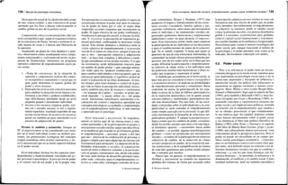 134 / Manual de psicología comunitaria
Participación social de los desfavorecidos crean-
do una «causa común» y una conciencia de grupo
oprimido que los lleve a buscar colectivamente el
cambio global en pos de la justicia social.
Comprensión crítica («concienciación») del con-
texto sociopolítico que, según el esquema evolutivo
de la conciencia de Freiré, llevará a rechazar el es-
tado injusto de cosas y a buscar una liberación de
la opresión.
Asumiendo un punto de vista dinámico y prác-
tico, observamos cómo, reordenando estos compo-
nentes estructurales y «volviendo del revés» la pro-
puesta de Zimmerman, obtenemos un programa
operativo coherente de empoderamiento cuyos pa-
sos serían:
1. «Toma de conciencia» de la situación de
opresión y comprensión realista del contex-
to sociopolítico comunitario o social que en
gran parte determina el reparto global del
poder y otros recursos.
2. Participación en la acción colectiva necesaria
para cambiar la situación social injusta y en-
frentarse a las élites y poderes establecidos,
algo difícilmente abordable desde un nivel
pequeño-grupal o meramente individual.
3. Acceso a los recursos (riqueza, poder, esti-
ma, etc.) sociales escasos (o no) e injusta-
mente repartidos: resultado esperable de una
acción social eficaz (el acceso a los recursos
puede ser también un paso intermedio en el
proceso de adquisición de poder).
Niveles de análisis y actuación. Aunque en
PC el empowerment se ha considerado casi siem-
pre en el nivel individual (como un atributo per-
sonal), las pretensiones ecológicas del concepto
exigen considerar otros niveles (interactivo y mi-
cro y mesosocial) que en su límite superior bordean
ya el poder social.
Nivel individual. Incluye los dos aspectos inter-
dependientes y dialécticamente vinculados del po-
der personal o psicológico: la percepción de poder
y el control real de ese poder y de la propia vida.
Sin percepción (o conciencia) de poder el sujeto no
actuará para alcanzar el poder real; pero la concien-
cia de poder no basta por sí sola: el sujeto debe
emprender acciones conjuntas que incrementen su
poder. El logro efectivo de ese poder confirmará y
fortalecerá la percepción inicial; el fracaso la refu-
tará. Y, viceversa, la percepción de impotencia ge-
nerará pasividad, confirmando la derrotista visión
inicial. Esta misma dinámica o dialéctica entre la
visión subjetiva de empoderamiento y la posesión
real de él se repite en cada nivel, aunque el paso de
uno a otro —percepción subjetiva a adquisición
real— se hace más complejo y dificultoso a medi-
da que ascendemos en los niveles sociales. Y es que
las resistencias serán infinitamente mayores para
un cambio de poder global —que suponga amena-
zas reales para los «poderes establecidos»— que
para cambios individuales o microgrupales que no
amenazan apreciablemente el equilibrio global de
poder o la posición de las élites dominanes. Al mis-
mo tiempo, para tener dominio o control de la pro-
pia vida no basta la percepción individual; necesi-
tamos también una serie de recursos o suministros
—en lenguaje de Caplan— sociales; el poder per-
sonal depende —y puede influir en— del poder
social. Autoestima, autoeficacia, sentimiento o lo-
calización del control e impotencia aprendida son
conceptos psicológicos ya acuñados y emparentados
con el empoderamiento individual, el más familiar
y apreciado por el psicólogo.
Nivel relacional y microsocial. El empodera-
miento se deriva aquí de las interacciones y rela-
ciones personales y de la participación en grupos y
asociaciones sociales medias según una idea obvia:
en la medida en que el poder es un fenómeno global,
el empoderamiento —personal, grupal o del tipo
que sea— precisa de la colaboración de personas y
grupos e implica por tanto algún tipo de interacción
instrumental para alcanzarlo. La adquisición de ha-
bilidades relaciónales o sociales, la organización
social en torno a objetivos comunes y la participa-
ción en grupos comunitarios son, desde este punto
de vista, tanto formas de desarrollo personal como,
sobre todo, vehículos para el empoderamiento co-
lectivo y, como tales, estrategias centrales de la ac-
© Ediciones Pirámide
Otros conceptos: desarrollo humano, empoderamiento, cambio social, problemas sociales I 135
ción comunitaria. Berger y Neuhaus (1977) han
propuesto el respeto y fortalecimiento de las estruc-
turas sociales (vecindario, familia, iglesia y aso-
ciaciones voluntarias, entre otras) que intermedian
entre el individuo y las instituciones sociales im-
personales (gobiernos, burocracias y corporaciones
industriales) como vía para alcanzar el empower-
ment. Esas estructuras serían vitales para canalizar
la participación de los individuos en las decisiones
y para el establecimiento de metas de la colectivi-
dad. Ya se señaló (capítulo 3) hasta qué punto el
deterioro de una de esas estructuras intermedias, la
comunidad, ha tenido efectos psicosocialmente per-
niciosos, uno de los cuales sería, en la línea que nos
ocupa, dificultar la participación y empoderamien-
to colectivo al «dejar solos» a los individuos ante
las poderosas instituciones burocráticas y élites so-
ciales que acaparan y mantienen el poder.
A medida que ascendemos en el nivel social, se
hace más preciso considerar el marco sociopolítico
y el momento histórico al analizar las posibilidades
de empoderamiento personal y comunitario. Baste
contrastar las ansias de participación de los espa-
ñoles (a pesar de la falta de hábitos participativos)
en la transición democrática con la apatía actual,
con unos hábitos y «habilidades» participativas mu-
cho más desarrollados. Por otro lado, en las socie-
dades construidas sobre el individualismo y la com-
petitividad se suele entender el empoderamiento
como simple autosuficiencia personal, lo que difi-
culta enormemente la búsqueda de soluciones em-
poderadoras globales. Y aunque la perspectiva eco-
lógica asume que los cambios de poder «irradian»
desde los niveles sociales más altos a los más bajos,
el fenómeno opuesto —«ascensión» hacia arriba
del cambio— es posible: algunas transformaciones
globales —como las producidas por movimientos
sociales— se nutren de la participación en esfuerzos
colectivos de cambio, de la inducción de climas
sociales propicios al cambio, de la creación de nue-
vas instituciones o de la ejemplificación de formas
de vida más igualitarias que acaban siendo adopta-
das o imitadas por muchos.
Parece que, en general, el empoderamiento in-
dividual y microsocial no remedia las injusticias
globales del sistema, de forma que actuando sobre
la percepción subjetiva en esos niveles se crea con
frecuencia más una ilusión de poder que un poder
real y duradero. Inevitablemente, el empoderamien-
to colectivo va entonces unido al cambio social
(véase la próxima sección), a la justicia distributiva
global o a nociones, economicistas pero globales,
como el capital social (interacciones y vinculacio-
nes sociales basadas en la confianza y reciprocidad).
Necesitamos pues visitar el terreno sociológico del
poder social, que, aunque trasciende el ámbito de
la psicología y el poder personal, está, como se ha
indicado, decisivamete conectado con ambos.
4.2. Poder social
Pese a su relevancia, el poder tiene un recono-
cimiento desigual en la teoría social: mientras pasa
casi inadvertido en psicología social (pese a ser la
forma más importante y frecuente de influencia e
interacción social), los análisis más influyentes se
encuentran en algunas corrientes y autores socio-
lógicos: Marx, Weber y otros (como Wright Mills,
Simmel o Dahrendorf). Sigo aquí la síntesis de Dye
(1995), pero también a Bierstedt (1952) y otras lec-
turas recogidas por Coser y Rosenberg (1969), re-
sumiendo conceptos y características centrales del
poder social y sus implicaciones políticas, incluida
su relación con el empoderamiento, que vendría a
ser su «borde» psicosocial, el que verdaderamen-
te nos interesa aquí. En español, podemos señalar
como fuentes documentales sobre el poder social
y sus dinámicas el libro más político-filosófico de
Ibáñez (1982) sobre Poder y libertad y el capítulo
2 del libro de Martín Baró Sistema, grupo y poder
(1989), una sobresaliente síntesis psicosocial, vista
críticamente desde la perspectiva marxista. Pero el
poder no puede ser encasillado en un campo (po-
lítico, social, psicológico, económico...) concreto,
pues es un fenómeno transversal a todos ellos que,
por tanto, será definido mejor en relación a los di-
ferentes fenómenos sociales con que se combina y
relaciona —y con los que tiene fronteras con fre-
cuencia borrosas—: la autoridad, la influencia y la
dominación, el conflicto y el cambio social. Como
realidad multiforme, debe ser también entendido a
© Ediciones Pirámide
 