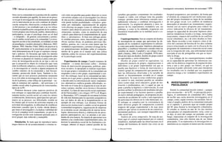 170 / Manual de psicología comunitaria
bora con la comunidad en la producción de cambios
sociales deseados por aquélla. Se tiene así un proce-
so en que la investigación está íntimamente enlazada
con la intervención en un ciclo continuo de planifi-
cación, actuación, observación y evaluación reflexi-
va del proceso y sus resultados que a su vez retroa-
limentan la planificación consiguiente de los cambios.
Lewin propuso una forma de cambio, democrática y
participativa, en que el psicólogo tiene un rol dual
—e integrado— de generar conocimiento y promo-
ver el cambio social junto a la comunidad. La inves-
tigación-acción se ha constituido, en realidad, en todo
un paradigma o modelo alternativo (Balcázar, 2003;
Salazar, 1992; Sánchez Vidal, 2002a) de practicar la
PC particularmente en la psicología social comuni-
taria latinoamericana de la que es espinazo concep-
tual y práctico. Es frecuente que tanto los intentos
de cambio como los proyectos de investigación sobre
el terreno se planteen en América Latina como pro-
cesos de investigación-acción de un tipo u otro en
que la actuación es objeto de evaluación (que varía
entre la reflexión subjetiva y colectiva y la medición)
y la investigación se vincula a alguna propuesta de
cambio «interno» de la comunidad o, más frecuen-
temente, promovido desde fuera. También es fre-
cuente que en esos procesos predomine netamente
la acción sobre la investigación, muchas veces vica-
ria de la primera, como reflejo de la prioridad —no-
tada al comienzo del capítulo— del activismo y el
cambio social sobre la generación de conocimiento,
típica de la PC.
Podemos destacar como aspectos positivos de
este enfoque su capacidad para combinar fructífe-
ramente teoría y acción social, así como los valores
(colaboración, democracia, participación) que pro-
mueve en su proceso; sus dificultades residen en
los límites que el exceso de activismo impone a la
actividad investigadora, la dificultad de establecer
relaciones causales (por la visión «desde dentro»
que tiene el investigador) y la dudosa viabilidad del
rol en el complejo nivel comunitario, ya que la in-
vestigación-acción está realmente pensada para el
nivel grupal, más reducido y manejable.
Simulación. Se trata aquí de reproducir tantos
rasgos básicos de un acontecimiento o sistema so-
cial como sea posible para poder observar (a veces
con actores aliados con el investigador) los efectos
de una acción o dinámica determinada. La simula-
ción puede incluir posibilidades «virtuales» gene-
radas por ordenador, representación de papeles
(role-playing) en juegos (como el «dilema del pri-
sionero» para observar procesos de negociación) o
situaciones sociales, como la simulación de una
«cárcel» para observar el comportamiento de «guar-
dias» y «prisioneros». Si bien este enfoque permi-
te estudiar procesos, raros, inaccesibles o que, por
obvias razones éticas, no podemos provocar (dis-
turbios, guerras, etc.) con un coste menor que los
verdaderos experimentos, corremos el riesgo de ha-
cer generalizaciones inválidas sobre el comporta-
miento de la gente en el mundo real, una crítica
repetida contra los excesos del experimentalismo
en la psicología social.
Experimentos de campo. Cuando tratamos de
comparar —o tomar decisiones sobre— distintas
líneas de intervención (programas, políticas, prác-
ticas sociales), lo apropiado es realizar experimen-
tos en que grupos o miembros de la comunidad son
asignados a uno u otro grupo, experimental o con-
trol. Sin embargo, hacer de la comunidad un labo-
ratorio en el que poner a prueba distintas hipótesis
o decidir entre la conveniencia de varios «tratamien-
tos» alternativos conlleva grandes dificultades, so-
bre todo en el tema de la asignación al azar de per-
sonas o grupos, muchas veces técnica o éticamente
inviables. La línea de innovación social experimen-
tal de Fairweather y sus colegas (1977) o E. Rogers
(y Shoemaker, 1971) tratando de encontrar la forma
de vida más humana para los pacientes psiquiátricos
tras ser dados de alta de la hospitalización es un
ejemplo de este enfoque. Las distintas formas de
innovación institucional y cambio social en general
(comunidad terapéutica, organización de empresas
en economía social, introducción de nuevas tecno-
logías, democracia directa y elaboración de presu-
puestos participativos, etc.) se prestan a ser estu-
diadas de esta manera. Se trataría de aproximar esos
intentos a las condiciones experimentales para, sin
destruir la naturaleza social de los fenómenos a in-
vestigar, obtener el mayor control posible de las
© Ediciones Pirámide
Investigación comunitaria. Sentimiento de comunidad I 171
variables que-pueden «contaminar» los resultados.
Cuando es viable, este enfoque tiene dos grandes
ventajas: permite hacer inferencias causales razo-
nablemente robustas y combinar investigación e
intervención. La asignación aleatoria y otros su-
puestos de los experimentos verdaderos son, sin
embargo, y como se ha señalado, exigencias con
frecuencia irrealizables en la realidad social o co-
munitaria.
Cuasiexperimentos. Son un conjunto de diseños
de investigación de campo que aproximan las de-
mandas de los verdaderos experimentos lo suficien-
te como para poder descartar «hipótesis alternativas
plausibles» y establecer relaciones causales entre las
variables de interés. Campbell y sus colegas (Cam-
pbell y Stanley, 1966; Cook y Campbell, 1979) iden-
tifican dos tipos de diseños: diseños de grupo control
no equivalentes y series temporales.
Diseños de grupo control no equivalente. La
asignación aleatoria de grupos, organizaciones o
individuos a un grupo experimental (en que se
prueba una hipótesis o forma de intervención) o
control (grupo de comparación) que permite atri-
buir las diferencias observadas a la variable de
interés es frecuentemente inviable en el campo
comunitario. Se usan en estas condiciones grupos
de control lo más similares posible en variables
clave (como edad, nivel educativo, grado de mo-
tivación o problemática, etc.) a aquel en que se
pone a prueba la hipótesis o intervención, lo cual
permite atribuir la diferencia de resultados del gru-
po experimental a los factores puestos a prueba:
un nuevo método pedagógico, un programa de pre-
vención de accidentes de coche o una experiencia
de participación directa en la vida municipal, etc.
El enfoque se complica por la conveniencia de
tener diversos grupos de comparación (control)
respecto del grupo experimental o de usar otros
artificios que salven la ausencia de un control ex-
perimental perfecto, casi siempre imposible en la
vida social real.
Análisis de series temporales. Se trata de sus-
tituir aquí el control experimental por el control
estadístico, multiplicando las observaciones en el
tiempo del fenómeno de interés (las crisis en un
hospital psiquiátrico, por ejemplo), de forma que
el término de comparación son mediciones pasa-
das del propio fenómeno en lugar de las medidas
de otro grupo social. Los cambios de tendencia
detectados al introducir un «tratamiento» experi-
mental (así un nuevo programa para reducir las
crisis) indicarían la eficacia de tal tratamiento,
aunque la capacidad de descartar hipótesis alter-
nativas (tendencias locales a la larga, variaciones
estacionales, impacto del estallido de un conflicto
social simultáneo, etc.) de estos diseños es limi-
tada. Baste recordar a este respecto cómo el de-
clive del consumo de heroína de los años ochenta
estuvo relacionado no tanto con la eficacia de los
programas de tratamiento e inserción social como
con la irrupción del sida, una enfermedad mortal
asociada al uso de jeringuillas con que se inyec-
taba la droga.
Las ventajas de los cuasiexperimentos residen
en su capacidad de aproximar las inferencias cau-
sales sin las drásticas exigencias de asignación alea-
toria a uno u otro grupo; sus límites, en que no
alcanzan el poder suficiente como para interpretar
los resultados con la claridad que esa asignación
aleatoria otorga a los verdaderos experimentos de
campo.
6. INVESTIGANDO LA COMUNIDAD
PSICOLÓGICA
Siendo la comunidad noción central —aunque
poco reconocida— de la PC, su percepción psico-
lógica, el sentimiento de comunidad (SC), había
de recibir una cierta atención investigadora en el
campo, como, según veremos, ha sucedido. Sin ol-
vidar el amplio análisis de la comunidad realizado
en el capítulo 3, presento aquí un estudio propio
del SC para ilustrar la investigación comunitaria.
El estudio se inserta en uno de los dos núcleos
conceptuales (el empoderamiento, sería, como ya
se dijo, el otro) del campo; no pretende, sin em-
bargo, representar al conjunto de la investigación
comunitaria, sino sólo ilustrar una de sus líneas
principales. Y no representa a la investigación co-
munitaria en su conjunto al menos por dos razones:
© Ediciones Pirámide
 