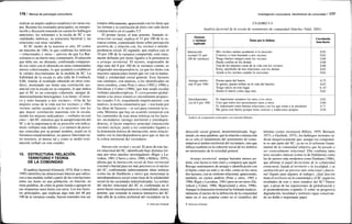 176 / Manual de psicología comunitaria
realizar un amplio análisis estadístico en varias eta-
pas. Resumo los resultados principales, su interpre-
tación y discusión teniendo en cuenta los hallazgos
anteriores, los referentes a la escala de SC y sus
cualidades métricas, su estructura factorial y las
relaciones con otras variables.
El SC medio de la muestra es alto, 85 (sobre
un máximo de 108), lo que confirma los indicios
—relaciónales y otros— previos de que La Bar-
celoneta es un barrio muy comunitario. Evaluación
que debe ser, no obstante, confirmada comparan-
do ese valor con el obtenido en otras comunidades
menos cohesionadas, lo que ayudaría a establecer
la validez discriminante de la medida de SC. La
fiabilidad de la escala es alta (alfa de Cronbach,
0,86, similar al resultado obtenido en otros estu-
dios), mostrando sus ítems una correlación sus-
tancial con la escala en su conjunto, lo que indica
que el SC es un concepto coherente, aunque di-
mensionalmente heterogéneo. Los ítems: «Conoz-
co y trato bastante a mis vecinos», «Una de las
mejores cosas de la vida son los vecinos» y «Mis
vecinos suelen ayudarme si lo necesito» son los
que mayor correlación muestran con la escala,
siendo los mejores indicadores —verbales en este
caso— del SC, mientras que la autopercepción del
SC y de la importancia de su posesión son indica-
dores verbales más débiles, y el número de perso-
nas conocidas por su primer nombre, usado en la
literatura estadounidense, no parece funcionar en-
tre nosotros, al menos tal y como se midió (esti-
mación verbal) en este estudio.
10. ESTRUCTURA: RELACIÓN,
TERRITORIO Y TEORÍA
DE LA COMUNIDAD
El análisis factorial (Gorsuch, 1974; Hair y otros,
1995) identifica las dimensiones básicas que subya-
cen a una medida verbal a partir de las correlaciones
entre sus ítems en una población, en función, en
otras palabras, de cómo la gente tienda a agrupar en
sus respuestas unos ítems con otros. Los tres facto-
res principales, que explican algo más del 48 por
100 de la varianza común, fueron retenidos tras ser
rotados oblicuamente, apareciendo con los ítems que
los forman y la correlación de éstos con cada factor
(saturaciones) en el cuadro 5.5.
El primer factor, el más potente, llamado in-
teracción vecinal, explica el 31 por 100 de la va-
rianza común, conteniendo ítems sobre percepción
positiva de, y relación con, los vecinos e interde-
pendencia social. El segundo, que explica casi el
10 por 100 de la varianza compartida, está clara-
mente definido por ítems ligados a la pertenencia
o arraigo territorial. El tercero, responsable de
algo más del 8 por 100 de la varianza común, es
etiquetado interdependencia, ya que los ítems con
mayores saturaciones tienen que ver con la mutua-
lidad y solidaridad social general. Esos factores
son similares, con matices, a los identificados en
otros estudios, como Pons y otros (1992 y 1996) y
Davidson y Cotter (1986), que han usado escalas
verbales autodescriptivas. Y corresponden global-
mente a las áreas temáticas inicialmente propues-
tas (cuadro 5.4), respaldando empíricamente, con
matices, la teoría comunitaria que —nucleada por
las ideas de Sarason— se usó para construir la es-
cala. Mientras que hay un acuerdo sustancial con
los contenidos de esas áreas teóricas en los facto-
res secundarios (arraigo territorial e interdepen-
dencia), el factor empírico principal (interacción
vecinal) incluye, junto a los contenidos ligados a
la dimensión teórica de interacción, otros relacio-
nados con la interdependencia pero que se dan en
la esfera territorial del vecindario.
Interacción vecinal y social. El peso de este fac-
tor relacional del SC, identificado bajo distintas for-
mas por otros muchos investigadores (Riger y La-
vrakas, 1981; Chavis y otros, 1986; o Hillery, 1955),
afirma que la interacción social de base territorial
(vecinal o barrial para ser más precisos) es el núcleo
del SC, confirmando indirectamente ideas teóricas
(como las de Durkheim y otros) que mencionan la
interdependencia social como base de la solidaridad
social en las sociedades industrializadas. La solidez
del núcleo relacional del SC es confirmada en el
tercer factor (interdependencia o mutualidad), menos
potente, que extiende la esencia interactiva del SC
más allá de la esfera territorial del vecindario en la
© Ediciones Pirámide
Investigación comunitaria. Sentimiento de comunidad I 177
CUADRO 5.5
Análisis factorial de la escala de sentimiento de comunidad (Sánchez Vidal, 2001)
Factores
y varianza
explicada
Interacción
vecinal (31 por
100 de varianza)
Arraigo territo-
rial (9 por 100)
Interdependen-
cia (8,4 por 100)
ítems que lo definen
Mis vecinos suelen ayudarme si lo necesito
Conozco y trato bastante a mis vecinos
Tengo buenos amigos entre los vecinos
Puedo confiar en los demás
Una de las mejores cosas de la vida son los vecinos
Estoy satisfecho de mis relaciones con los demás
Ayudo a los vecinos cuando lo necesitan
Formo parte del barrio
Si quiero, puedo influir en la vida del barrrio
Tengo raíces en este lugar
Siento el barrio como algo mío
Es importante ayudarse los unos a los otros
Creo que todos nos necesitamos unos a otros
Es importante tener buenas relaciones con los que están a tu alrededor
Me gusta este barrio porque tiene carácter y tradiciones propias
Correlación
ítem-factor
0,83
0,82
0,69
0,68
0,66
0,63
0,62
0,75
0,67
0,67
0,62
0,82
0,80
0,71
0,56
Análisis de componentes principales con rotación Oblimín.
dirección social general, desterritorializada. Sugi-
riendo, en otras palabras, que la relación o interacción
no es sólo el fundamento del sentimiento de comu-
nidad en el ámbito territorial del vecindario, sino que
influye también en la cohesión social de los ámbitos
no territoriales de la sociedad general.
Arraigo territorial: aunque bastante menos po-
tente, este factor es más claro y compacto que aquél.
Recoge sentimientos de arraigo e identificación con
el barrio como un todo y no sólo, como en los otros
dos factores, con su vertiente relacional, apareciendo,
también, en ciertos análisis (Pons y otros, 1992 y
1996; Riger y Lavrakas, 1981) pero no en otros (Da-
vidson y Cotter, 1986; Skjaeveland y otros, 1996).
Aunque la dimensión territorial ha formado tradicio-
nalmente el núcleo de la definición de la comunidad
tanto en el uso popular como en el científico del
término (como reconocen Hillery, 1955; Bernard,
1973; o Gusfield, 1975), los hallazgos recientes in-
dican inequívocamente que, aunque ese componen-
te es aún parte del SC, ya no es el referente funda-
mental de la comunidad subjetiva que ha pasado a
ser esencialmente relacional. Ello confirma tanto
tesis sociales clásicas (como la de Durkheim) como
las de autores más modernos como Dunham (1986),
que afirman el papel decreciente de la solidaridad
estructural, ligada al territorio y la localidad, y su
sustitución por un proceso más relacional y funcio-
nal (ligado para algunos al trabajo). ¿Qué función
tiene el territorio en la comunidad y el SC según los
resultados de este y otros estudios del SC? Parece
que, a pesar de las suposiciones de globalización y
el posmodernismo (capítulo 3) sobre su progresiva
degradación, localidad y territorio sigue conservan-
do un doble e importante papel.
© Ediciones Pirámide
 