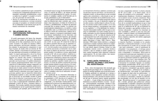178 / Manual de psicología comunitaria
• Es el ámbito o plataforma en que se desarrolla
la interacción (componente principal de la co-
munidad), reteniendo, probablemente y como
se indicó en el capítulo 3, un papel, no exclu-
sivo, de generador de interacción.
• Nuclea el constituyente secundario de la co-
munidad, la pertenencia o arraigo territorial
asociada al vecindario, la vertiente territorial
de la solidaridad social natural local que lla-
mamos sentimiento de comunidad.
11. RELACIONES DEL SC:
PARTICIPACIÓN, PERTENENCIA
Y CAMBIO SOCIAL
El perfil participativo del barrio fue obtenido
averiguando los grados de participación en áreas
relevantes de la vida comunitaria como las asocia-
ciones vecinales o de padres de alumnos (APAs),
fiestas, parroquias, asociaciones culturales y otras.
En conjunto, la participación comunitaria es muy
baja (4 puntos de media sobre un máximo de 30),
estando, además, concentrada en unas pocas perso-
nas que participan activamente en múltiples activi-
dades. La mayor participación se da en las fiestas
y asociaciones de carácter lúdico y popular, no en
aquellas de carácter más formal o institucional
(APAs, asociaciones vecinales, etc.), típicamente
asociado con el activismo y el cambio comunitario.
El carácter predominantemente lúdico de la parti-
cipación en La Barceloneta, aunque congruente con
los datos de otros estudios españoles, puede ser ex-
plicado por el citado carácter recreativo del barrio;
la baja participación en asociaciones que buscan el
cambio social es coherente con el gran «bajón» del
activismo político tras la transición democrática
posfranquista (capítulo 1); uno y otro datos sugieren
que al participar en actividades sociales la gente
busca más la relación y la pertenencia que el cam-
bio social. La implicación práctica de tal sugeren-
cia es clara: la participación comunitaria debe ser
planteada a través de actos y formatos lúdicos y
populares. Pero resulta, también, descorazonadora,
un planteamiento tal de la participación comunita-
ria (encarnado, por ejemplo, por la animación so-
ciocultural) tiene el riesgo de desnaturalizar ambas
cosas: el carácter de lúdico y de mejora personal
implícito en la participación de la gente y la orien-
tación al verdadero cambio social buscado por la
acción comunitaria (y por el interventor).
El SC aparece positivamente relacionado con la
edad (la relación más clara y potente, que «conta-
mina» otras relaciones), el tiempo de residencia en
el barrio y, probablemente, el número de personas
conocidas por su primer nombre. La relación con
la participación comunitaria es, en cambio y contra
lo esperable, nula. La evidencia de estas relaciones
se obtuvo a través de correlaciones, análisis de re-
gresión, varianza y covarianza (controlando la edad,
un poderoso intermediario en las relaciones con
otras variables) y regresión logística, que permite
examinar en qué medida un conjunto de variables
cualitativas y cuantitativas predice los valores de
otra (el SC, en este caso). El control de la edad en
los análisis permitió detectar que las aparentes re-
laciones iniciales con otras variables (sexo, estado
civil, nivel de estudios) eran artefactos asociados a
su estrecha asociación (covariación) con la edad.
En cuanto al número de personas conocidas por su
primer nombre, la evidencia es mixta, apareciendo
asociado al SC sólo en unos análisis estadísticos y
no en otros. Aunque parece un indicador razonable
de integración comunitaria e interacción social (del
SC, por tanto), la peculiaridad de la comunidad es-
tudiada (un auténtico «pueblo» donde todos se co-
nocen) y la forma de medirlo (estimación personal
global) pueden haberle restado eficacia a los resul-
tados, reduciendo la variabilidad del fenómeno y la
fiabilidad de su medida. Sólo la prueba más con-
trolada en otras comunidades arrojará luz adicional
sobre el verdadero valor de tal «marcador» en nues-
tro entorno social.
El significado de las relaciones detectadas es
relativamente obvio y consistente con la teoría de
la comunidad y el SC descrita en el capítulo 3. Si
el SC se desarrolla como fruto de la experiencia
compartida y ha declinado históricamente como
resultado de los procesos de industrialización y ur-
banización, es lógico que las personas mayores y
con más tiempo de residencia en un barrio tengan
más sentimiento de comunidad. Acentuando el ma-
© Ediciones Pirámide
Investigación comunitaria. Sentimiento de comunidad I 179
tiz interpretativo histórico, podemos aventurar que
las personas mayores del barrio, con frecuencia in-
migrantes rurales, se desarrollaron en una sociedad
agraria más comunitaria y cohesionada en que las
tendencias disolventes de la modernización y el li-
beralismo económico no habían penetrado todavía
en las ciudades a las que el desarrollo español de
los años sesenta y setenta empezó a abocar. En cam-
bio, los jóvenes se han criado en urbes y en el seno
de una cultura moderna y «posmoderna» que como
se vio (capítulos 1 y 3) ha debilitado los valores y
vínculos relaciónales estables sobre los que se cons-
truye la comunidad: no es pues extraño que los es-
tudios realizados con ellos muestren dificultades en
la pertenencia y el SC. La falta de relación de SC
y participación local sólo teóricamente es inespe-
rada; los índices de relación relatados en otros es-
tudios (Davidson y Cotter, 1989; Chavis y Wan-
dersman, 1990) tienen valores mínimos, y cualquier
experiencia o estudio cualitativo detecta la comple-
jidad y singularidad social del fenómeno participa-
tivo que puede adquirir distintas formas en cada
comunidad, entorno social y momento histórico
concreto y que no siempre se puede capturar con
unas cuantas preguntas sobre supuestas conductas
«participativa». Es, de todos modos, otro interro-
gante abierto por la investigación.
12. CONCLUSIÓN: POTENCIAL Y
LÍMITES; VALORES Y LEALTADES
DEL INVESTIGADOR
Esta y otras investigaciones han mostrado que
la percepción psicológica de la comunidad, el SC,
puede ser medido mediante una escala teóricamen-
te fundada, pudiendo ser analizado en sí mismo y
en relación a otros fenómenos sociales relevantes.
Estructuralmente, el SC presenta un núcleo relacio-
nal del que el territorio parece soporte generador
—no único—, lo que otorga a las interacciones co-
munitarias su carácter distintivo: el estar —en par-
te— territorialmente constituidas. Siendo el com-
ponente territorial pequeño pero constante en los
estudios, hay que reconocer que la manera de «cons-
truir» teóricamente el concepto de SC puede gene-
rar otros componentes menores. La fuerte relación
del SC con la edad —y en menor grado, con el
tiempo de residencia en la comunidad— tiene in-
terpretaciones dinámicas e históricas congruentes
con el análisis social y la teoría comunitaria. Otras
relaciones parecen, por el contrario, resultado de
artificios metodológicos o socioculturales especí-
ficos de la sociedad estadounidense en que se han
realizado la mayoría de estudios. El acuerdo razo-
nado en la definición del SC que no desborde los
límites del concepto y que permita verificar su es-
tructura subyacente y explorar las relaciones en
otras sociedades y culturas es pues una tarea pen-
diente y señala los límites a la eventual generaliza-
ción como «universales» de los conceptos y la evi-
dencia empírica específica del ámbito anglosajón
en que se generan.
Aun cuando el enfoque cuantitativo y empírico
se muestra fructífero y revelador en los estudios
realizados, es demasiado limitado y estrecho como
para monopolizar el estudio de un concepto social
—por tanto construido— como el sentimiento de
comunidad. Conceptualmente, el enfoque parece
insuficiente a la hora de definir conceptos básicos
como «comunidad» o «vecindario». Reacciones en
el terreno de las personas que respondían a los cues-
tionarios y algunos ensayos grupales complementa-
rios previos aconsejan explorar los significados que
la gente atribuye a esos y otros términos clave. Tal
exploración habría de ser útil y clarificadora tanto
al interpretar los resultados logrados con medidas
teóricamente «prefabricadas» de SC como al «cons-
truir» o definir ese concepto, poniendo de manifies-
to divergencias conceptuales que pueden explicar
—en parte al menos— diferencias de resultados y
de interpretaciones. Ello puede ser especialmente
útil en grupos de edad como los adolescentes —y
su contraste con los mayores— de cara a/explicar
su visión de la comunidad y entender las dificulta-
des encontradas con este tipo de medidas con ese
grupo. Metodológicamente, el cuestionario están-
dar y cerrado, pensado para poblaciones urbanas
acostumbradas a responder a preguntas personales
formuladas por un extraño (¡a veces por teléfono!),
puede muy bien resultar inapropiado en un proceso
de investigación-acción o desarrollo comunitario en
© Ediciones Pirámide
 