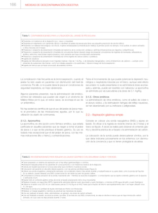 La complicación más frecuente es la broncoaspiración, cuando el
jarabe ha sido usado en pacientes con disminución del nivel de
conciencia. Por ello, si no puede darse la ipeca en condiciones de
seguridad respiratoria, es mejor abstenerse.
Algunos pacientes presentan, tras la administración del emético,
vómitos tan reiterados que pueden dar origen a un síndrome de
Mallory-Weiss por lo que, en estos casos, se aconseja el uso de
un antiemético.
No hay evidencia científica de que el uso del jarabe de ipeca mejo-
re el pronóstico de las intoxicaciones agudas, por lo que su
utilización es objeto de controversia.
2.1.2.- Apomorfina
La apomorfina, es otra opción como fármaco emético, que estaría
justificada en aquellos pacientes que se niegan a tomar el jarabe
de ipeca o a que se les practique el lavado gástrico. Su uso es
todavía más excepcional que el del jarabe de ipeca, con las mis-
mas indicaciones (litio o hierro) y contraindicaciones.
Tiene el inconveniente de que puede potenciar la depresión neu-
rológica o respiratoria inducida por el tóxico, aunque este efecto
secundario no suele presentarse si se administra la dosis aconse-
jada y, además, puede ser revertido con naloxona. La apomorfina
se administra por vía subcutánea a la dosis de 0,1 mg/Kg.
2.1.3.- Otros eméticos
La administración de otros eméticos, como el sulfato de cobre o
el cloruro sódico, y la estimulación faríngea del reflejo nauseoso,
se han abandonado por su ineficacia o peligrosidad.
2.2.- Aspiración gástrica simple
Consiste en colocar una sonda nasogástrica (SNG) y aspirar sin
lavado. Es eficaz si la ingesta es reciente (menos de 2 horas) y el
tóxico es líquido. A veces se realiza para observar el contenido gás-
trico y decidir la práctica de un lavado o la administración de carbón.
La colocación de la sonda puede desencadenar vómitos, por lo
que debe indicarse juiciosamente en los enfermos con disminu-
ción de la conciencia y que no tienen protegida la vía aérea.
MEDIDAS DE DESCONTAMINACIÓN DIGESTIVA
• Pacientes con trastornos de la deglución (p.e., neuro o miopatías).
• Pacientes en tratamiento con cianamida cálcica o disulfiram (el jarabe de ipecacuana lleva una pequeña proporción de alcohol etílico).
• Pacientes con diátesis hemorrágica o en shock, mujeres embarazadas (contraindicación relativa; la primera opción es siempre, si es posible, el carbón activado)
o niños menores de 6 meses.
• Presencia o sospecha de presentación inmediata de trastornos de la conducción cardíaca o arritmias (intoxicaciones por digoxina o antiarrítmicos).
• Presencia o sospecha de presentación inmediata de convulsiones (tienen elevado riesgo de presentar convulsiones las ingestas de isoniazida, antipalúdicos,
teofilina, estricnina, insecticidas organoclorados y todo paciente que haya convulsionado previamente).
• Presencia o sospecha de presentación inmediata de coma (ingesta de cianuro sódico o potásico).
• Ingesta de cáusticos
• Ingesta de hidrocarburos (excepto si son ingestas masivas -más de 1 mL/Kg-, o de derivados halogenados -como el tetracloruro de carbono-, o actúan como
solventes de sustancias más tóxicas -como los metales pesados o los pesticidas-). Valorar el riesgo de broncoaspiración.
• Ingesta de tóxicos que ya hayan provocado abundantes vómitos.
Tabla 1. CONTRAINDICACIONES PARA LA UTILIZACIÓN DEL JARABE DE IPECACUANA
• Tener preparado un sistema de aspiración por si hay reflujo gastroesofágico o vómitos.
• Intubación traqueal previa en los pacientes en coma profundo o con trastornos severos de la deglución.
• Cánula de Guedel (opcional) en la boca para evitar que el enfermo muerda la sonda.
• Colocación del paciente en decúbito lateral izquierdo y con las piernas semiflexionadas (Figura 2).
• Utilizar una sonda orogástrica, previamente lubricada, con el diámetro interno más amplio posible y multiperforada en su parte distal, como la sonda de Faucher.
En su defecto, puede utilizarse una SNG convencional (no de doble luz) pero de grueso calibre.
• Comprobar la correcta ubicación de la sonda, inyectando aire - mientras se ausculta el epigastrio- o comprobando que se aspira contenido gástrico por el aspecto
o verificando el pH.
• Aspirar todo el contenido gástrico antes de iniciar el lavado propiamente dicho (muy importante).
• Realizar el lavado con agua tibia (38ºC), ligeramente salinizada (alternar suero glucosado y suero fisiológico, o mezclar al 50% agua del grifo y suero fisiológico).
• Utilizar en el adulto unos 250 mL en cada lavado parcial (10 mL/Kg en el niño), hasta que el líquido de retorno sea repetidamente claro o se hayan utilizado unos
5 L de agua.
• Movilizar la sonda si la cantidad de líquido retornada es inferior a la introducida.
• Realizar un masaje epigástrico mientras se practican las maniobras de lavado.
• Una vez realizado el lavado, debe administrarse, en general, una dosis de carbón activado.
• Una vez finalizado el lavado, se pinza la sonda y se retira. Si se trata de una SNG convencional, se deja en declive a menos que se haya introducido carbón
activado, en cuyo caso se deja pinzada durante 2 horas.
Tabla 2. RECOMENDACIONES PARA REALIZAR UN LAVADO GÁSTRICO CON SEGURIDAD CLÍNICA Y EFICACIA.
166
 