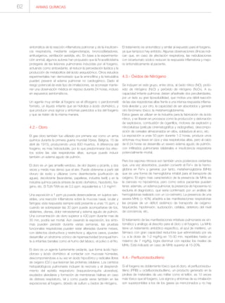 ARMAS QUÍMICAS62
sintomática de la reacción inflamatoria pulmonar y de la insuficien-
cia respiratoria, mediante oxígenoterapia, broncodilatadores,
antitusígenos, ventilación asistida, etc. En base a la experimenta-
ción animal, algunos autores han propuesto que la N-acetilcisteína
protegería de las lesiones pulmonares inducidas por el fosgeno,
actuando como antioxidante, al reducir la peroxidación lipídica y la
producción de metabolitos del ácido araquidónico. Otros estudios
experimentales han demostrado que la aminofilina y la terbutalina
pueden prevenir el edema pulmonar no cardiogénico. Dado el
riesgo potencial de este tipo de inhalaciones, se aconsejar mante-
ner una observación médica en reposo durante 24 horas, incluso
en expuestos asintomáticos.
Un agente muy similar al fosgeno es el difosgeno o perclorometil
formato, un líquido irritante que se hidroliza a ácido clorhídrico, y
que produce unos signos y síntomas parecidos a los del fosgeno
y que se tratan de la misma manera.
4.2.- Cloro
El gas cloro también fue utilizado por primera vez como un arma
química durante la primera guerra mundial (Ypres, Bélgica, 15 de
abril de 1915), produciendo unos 800 muertos. A diferencia del
fosgeno, es mas hidrosoluble, por lo que predominaran los efec-
tos sobre las vías respiratorias altas, aunque puede inducir
también un edema agudo de pulmón.
El cloro es un gas amarillo-verdoso, de olor áspero y picante, y dos
veces y media mas denso que el aire. Puede obtenerse a partir del
cloruro de sodio y utilizarse como desinfectante (purificación de
aguas), decolorante (lavanderías, papeleras, industria textil) y en la
industria química para la síntesis de ácido clorhídrico, hipoclorito, fos-
geno, etc. El TLW-TWA es de 0,5 ppm, equivalentes a 1,5 mg/m3.
Una exposición a 1 ppm ya puede desencadenar, en sujetos sen-
sibles, una reacción inflamatoria sobre la mucosa nasal, ocular y
faríngea; esta respuesta siempre está presente a unas 15 ppm, y
cuando se sobrepasan las 30 ppm puede acompañarse de tos,
sibilantes, disnea, dolor retroesternal y edema agudo de pulmón.
Una concentración de cloro superior a 430 ppm durante mas de
30 min, podría ser mortal. Aún cesando la exposición, los sínto-
mas pueden persistir durante varias semanas, las pruebas
funcionales respiratorias pueden estar alteradas durante meses,
con defectos obstructivos y restrictivos y, algunos casos, pueden
desarrollar un síndrome crónico de hiperreactividad bronquial fren-
te a irritantes banales como el humo del tabaco, el polvo o el frío.
El cloro es un agente fuertemente oxidante, que forma ácido hipo-
cloroso y ácido clorhídrico al contactar con mucosas húmedas,
descomponiéndose a su vez en ácido hipoclórico y radicales libres
de oxígeno (O2-) que lesionan las proteínas celulares. Los cambios
histopatológicos pulmonares incluyen la necrosis y el desprendi-
miento del epitelio respiratorio (traqueobronquitis ulcerativa),
exudados alveolares y formación de membranas hialinas en caso
de distress respiratorio, tal y como puede verse también en las
exposiciones al fosgeno, dióxido de sulfuro u óxidos de nitrógeno.
El tratamiento es sintomático y similar al expuesto para el fosgeno,
ya que tampoco hay antídoto. Algunas observaciones clínicas indi-
can que, en caso de afectación respiratoria, las nebulizaciones
con bicarbonato sódico reducen la respuesta inflamatoria y mejo-
ra sintomáticamente al paciente.
4.3.- Óxidos de Nitrógeno
Se incluyen en este grupo, entre otros, al óxido nítrico (NO), protó-
xido de nitrógeno (N2O) y peróxido de nitrógeno (N2O4). A su
capacidad irritante pulmonar, deben añadírsele dos peculiaridades,
por un lado su gran liposolubilidad, que motiva una débil reacción
de las vías respiratorias altas frente a una intensa respuesta inflama-
toria alveolar y, por otro, la capacidad de ser absorbidos y generar
otro fenómeno tóxico: la metahemoglobinemia.
Estos gases se utilizan en la industria para la fabricación de ácido
nítrico, y se liberan en procesos como la producción y detonación
de explosivos, combustión de cigarrillos, motores de explosión y
nitrocelulosa (película cinematográfica y radiografías), descompo-
sición de cereales almacenados en silos, soldadura al arco, etc.
La exposición a unas 50 ppm durante 1-2 horas, produce unos
síntomas muy leves en ojos y vías respiratorias altas, pero al cabo
de 6-24 horas se desarrolla un severo edema agudo de pulmón,
con infiltrados pulmonares bilaterales e insuficiencia respiratoria
potencialmente mortal.
Pero los vapores nitrosos son también unos poderosos oxidantes
que, una vez absorbidos, pueden convertir el Fe2+ de la hemo-
globina en Fe3+ y generar, por tanto, metahemoglobina (MHb)
que es una forma de hemoglobina inhábil para el transporte de
oxígeno. El signo mas característico de la presencia de MHb es
la cianosis no hipoxémica, pero como estos pacientes pueden
tener, además, un edema pulmonar, la presencia de hipoxemia no
excluiría el diagnóstico, que sería confirmado por un análisis de
hemoglobinas realizado con un co-oxímetro. La presencia de una
severa MHb (> 40%) añadiría a las manifestaciones respiratorias
las propias de un déficit sistémico de transporte de oxígeno:
taquicardia, hipotensión, sudoración, cefalea, deterioro del nivel
de conciencia, etc.
El tratamiento de las manifestaciones irritativas pulmonares es sin-
tomático y análogo al descrito para el cloro o el fosgeno. La MHb
tiene un tratamiento antidótico específico, el azul de metileno, un
fármaco con gran capacidad reductora que administrado por vía
i.v. a la dosis de 1-2 mg/Kg en 15-30 min, repetibles hasta un
máximo de 7 mg/Kg, logra disminuir con rapidez los niveles de
MHb. Está indicado en caso de MHb superior al 15-20%.
4.4.- Perfluoroisobutileno
Si el fosgeno es doblemente tóxico que el cloro, el perfluoroisobu-
tileno (PFIB) u octafluoroisobutileno, un producto generado en la
pirolisis de materiales de uso militar como el teflón, es 10 veces
más tóxico que el fosgeno. Los signos y síntomas de su inhalación
son superponibles a los de los gases ya mencionados y no hay
 