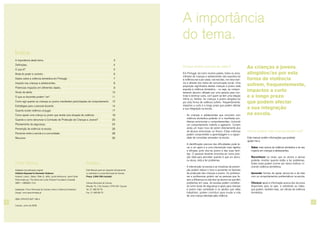 2 3
A importância deste tema.
Definições.
O que é?
Roda do poder e controlo.
Dados sobre a violência doméstica em Portugal.
Impacto nas crianças e adolescentes.
Potenciais impactos em diferentes idades.
Sinais de alerta.
O que os docentes podem “ver”.
Como agir quando as crianças ou jovens manifestam perturbações de comportamento.
Estratégias para o pessoal docente.
Quando existe violência conjugal.
Como apoiar uma criança ou jovem que revela uma situação de violência.
Quando e como denunciar à Comissão de Protecção de Crianças e Jovens?
Planeamento da segurança.
Prevenção da violência na escola.
Parcerias entre a escola e a comunidade.
Recursos.
As crianças e jovens
atingidos/as por esta
forma de violência
sofrem, frequentemente,
impactos a curto
e a longo prazo
que podem afectar
a sua integração
na escola.
A importância
do tema.
Adaptado da publicação original:
Children Exposed to Domestic Violence
Autores: Linda L. Baker, Peter G. Jaffe, Lynda Ashbourne, Janet Carter
Patrocinado por: The David and Lucile Packard Foundation (Canadá)
ISBN: 1-895953-13-8
Adaptação: Fórum Municipal de Cascais contra a Violência Doméstica
Design: www.ideia-ilimitada.pt
ISBN: 978-972-637-198-4
Cascais, Junho de 2009
Índice.
Ficha Técnica.
Este Manual pode ser adquirido directamente
ou solicitado à Livraria Municipal de Cascais.
Preço: 3,50€ (IVA incluído)
Câmara Municipal de Cascais
Morada: Pç. 5 de Outubro, 2754-501 Cascais
Tel. 21 482 53 79
Fax. 21 483 69 70
Pedidos.
Porque motivo preciso de saber?
Em Portugal, tal como noutros países, todos os anos,
milhares de crianças e adolescentes são expostos/as
à violência nas suas casas, nas escolas, nos seus bair-
ros e através dos meios de comunicação social. Uma
proporção significativa destas crianças e jovens está
exposta à violência doméstica – ou seja, ao compor-
tamento abusivo utilizado por uma pessoa para con-
trolar e dominar outra, com quem se tem uma relação
íntima ou familiar. As crianças e jovens atingidos/as
por esta forma de violência sofrem, frequentemente,
impactos a curto e a longo prazo que podem afectar
a sua integração na escola.
¬¬ As crianças e adolescentes que convivem com
violência doméstica poderão vir a manifestar pro-
blemas emocionais e comportamentais, incluindo
um comportamento violento e agressivo. Correm
ainda um maior risco de serem directamente alvo
de abusos emocionais ou físicos. Estas vivências
podem comprometer a aprendizagem e a capaci-
dade de consolidar amizades na escola.
¬¬ A identificação precoce das dificuldades pode le-
var a um apoio e a uma intervenção mais rápidos
e eficazes junto dos/as jovens e das suas famí-
lias. O pessoal docente encontra-se numa posi-
ção ideal para perceber quando é que um aluno,
ou aluna, está a ter problemas.
¬¬ A intervenção na escola e as iniciativas de preven-
ção podem reduzir o risco e aumentar os factores
de protecção das crianças e jovens. Os professo-
res e professoras podem ser as pessoas que fa-
zem a diferença na vida dos/as alunos/as que têm
problemas em casa. As escolas podem constituir-
se como locais de segurança e apoio para crianças
e jovens mais vulneráveis e os adultos que nelas
trabalham, podem contribuir para mudar a vida
de uma criança afectada pela violência.
Como poderá este manual ajudar-me?
Este manual contém informações que poderão
ajudar-me a:
¬¬ Saber mais acerca da violência doméstica e do seu
impacto em crianças e adolescentes;
¬¬ Reconhecer os sinais que os alunos e alunas
poderão mostrar quando estão a ter problemas.
Estes sinais podem ocorrer por vários motivos, in-
cluindo violência doméstica;
¬¬ Aprender formas de apoiar alunos/as e de lidar
com os comportamentos problemáticos na escola;
¬¬ Oferecer apoio e informação acerca dos recursos
disponíveis para os pais, e sobretudo as mães,
que podem, também elas, ser vítimas de violência
doméstica.
3
4
5
6
7
8
9
10
11
12
14
17
18
20
24
26
28
30
 