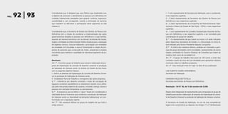 Considerando que é desejável que essa Política seja implantada com
o objetivo de promover o atendimento às pessoas com deficiência em
unidades habitacionais planejadas para garantir conforto, segurança,
acessibilidade e, por conseguinte, visando a eliminação de barreiras
que impedem ou dificultam a participação desse segmento na vida
urbana; e,
Considerando que a Secretaria de Estado dos Direitos da Pessoa com
Deficiência tem a missão de coordenar a implementação das ações
governamentais dirigidas às pessoas com deficiência e a suas famílias,
atuando de maneira harmônica com as demais Secretarias de Estado,
órgãos e entidades da Administração Pública Estadual para a realização
de objetivos comuns, inclusive realizando a articulação com entidades
da sociedade civil vinculadas à causa e fomentando a criação de pro-
postas de parcerias para a execução de metas, programas e projetos
concebidos para melhorar a qualidade de vida desse segmento da po-
pulação;
Resolvem:
Art. 1º - Constituir grupo de trabalho para estudo e elaboração de pro-
posta de implantação do conceito de desenho universal na produção
de habitação de interesse social, no âmbito do Estado de São Paulo,
com os seguintes objetivos básicos:
I - Definir as diretrizes da implantação do conceito de Desenho Univer-
sal na produção de habitação de interesse social;
II - Estabelecer Plano de Trabalho e cronograma das ações propostas;
§ 1º - Entende-se por desenho universal o modo de concepção de
espaços e produtos arquitetônicos e urbanísticos visando a sua utiliza-
ção pelo mais amplo espectro de usuários, incluindo crianças, idosos e
pessoas com restrições temporárias ou permanentes;
§ 2º - A proposta a que se refere o “caput” levará em consideração a
viabilidade técnico-financeira que condiciona a produção da habitação
de interesse social e a diversidade da demanda habitacional, em con-
formidade com a legislação vigente.
Art. 2º - São membros efetivos do grupo de trabalho de que trata o
artigo anterior:
PÁG. 92 | 93
I - 1 (um) representante da Secretaria da Habitação, que o coordenará,
e seu respectivo suplente;
II - 2 (dois) representantes da Secretaria dos Direitos da Pessoa com
Deficiência e seus respectivos suplentes;
III - 2 (dois) representantes da Companhia de Desenvolvimento Habi-
tacional e Urbano do Estado de São Paulo - CDHU, e seus respectivos
suplentes;
IV - 1 (um) representante do Conselho Estadual para Assuntos da Pes-
soa com Deficiência, e seu respectivo suplente, a ser convidado pela
coordenação do grupo de trabalho.
§ 1º - Os representantes de que tratam os incisos I e II serão indicados
pelos respectivos Secretários de Estado, e o mencionado no inciso III,
será indicado pelo Diretor Presidente daquela Companhia.
§ 2º - A critério dos membros efetivos, poderão ser chamados a parti-
cipar do grupo de trabalho como convidados, representantes de outros
órgãos e entidades do Governo Estadual, de Conselhos que tratem da
matéria, bem como da sociedade civil.
Art. 3º - O grupo de trabalho terá prazo de 120 (cento e vinte) dias
contados a partir do início de suas atividades para apresentar relatório
conclusivo sobre os trabalhos propostos.
Art. 4º - Esta resolução entra em vigor na data de sua publicação.
LAIR ALBERTO SOARES KRÄHENBÜHL
Secretário da Habitação
LINAMARA RIZZO BATTISTELLA
Secretária dos Direitos da Pessoa com Deficiência
Resolução - SH Nº 36, de 13 de outubro de 2.008.
Dispõe sobre designação de representantes para composição do grupo de
trabalho para estudo e elaboração de proposta de implantação do concei-
to de Desenho Universal na produção de habitação de interesse universal.
O Secretario de Estado da Habitação, no uso de suas competências
legais e em cumprimento ao disposto nos Artigos 1º e 2º da Resolução
 