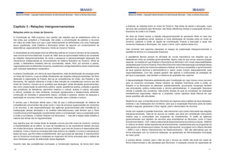 Manual do Prefeito – Copyright Instituto Brasileiro de Administração Municipal – Todos os Direitos Reservados

Capítulo 3 - Relações intergovernamentais
Relações entre os níveis de Governo
A Constituição de 1988 propiciou novo padrão nas relações que se estabelecem entre os
três entes que compõem a Federação. Até então, a concentração de poderes e recursos
em mãos da União fazia com que o país historicamente se defrontasse com uma Federação
pouco equilibrada, onde Estados e Municípios tinham de assumir um comportamento de
dependência, especialmente financeira, frente ao Governo Federal.
A necessidade de articulação entre as diferentes esferas de Governo sempre se fez presente,
mas ocorria de forma distorcida. A partir de 1988, teve-se oportunidade histórica de consolidar
as relações intergovernamentais, de modo a assegurar a operacionalização adequada dos
mecanismos indispensáveis ao funcionamento do sistema federativo de Governo. Afinal de
contas, o federalismo brasileiro tem-se concretizado, desde 1934, por acordos e pactos,
negociações entre os diferentes Governos, substituindo o antigo federalismo dual e isolacionista
pelo chamado federalismo cooperativo.
A própria Constituição, em vários de seus dispositivos, trata da distribuição de encargos entre
os níveis de Governo, o que se reflete diretamente nas relações intergovernamentais. No título
destinado à organização do Estado, têm-se as competências da União, dos Estados e dos
Municípios. No capítulo referente à União é feita menção às competências comuns aos três
níveis de Governo. Incluem-se aí questões que abrangem várias atividades governamentais,
tais como: preservação do patrimônio público, saúde, assistência pública, proteção e garantia
aos portadores de deficiência, patrimônio histórico e cultural, acesso à cultura, educação
e ciência, proteção ao meio ambiente, produção agropecuária e abastecimento alimentar,
construção de moradias e saneamento básico, combate à pobreza, direitos de pesquisa e
exploração de recursos hídricos e minerais, educação para o trânsito e turismo.
É preciso que o Município atente para o fato de que a institucionalização do sistema de
competências concorrentes não pode correr o risco de provocar superposições de comandos
e de recursos, a não responsabilização das agências governamentais pela inexistência ou
inadequação dessas atividades e os conflitos interinstitucionais. Vale lembrar que o Texto
Constitucional prevê legislação complementar sobre a normatização “para a cooperação entre
a União e os Estados, o Distrito Federal e os Municípios...”, mas até a edição deste trabalho a
maioria dos temas não foi regulamentada.
Isso significa que, em muitas áreas de atuação comuns aos três níveis de Governo, continua
a impossibilidade de se definir, no caso de inexistência ou de insuficiência desses serviços
em muitos Municípios, sobretudo nos seus Distritos, qual nível de Governo é responsável pelo
problema. Como o Governo municipal está mais próximo do cidadão, é comum a demanda por
esses serviços, que lhe é feita constantemente, sem que possa ser atendida. É imprescindível
que os Governos municipais e estaduais se organizem de forma articulada para a defesa de
seus interesses quando da elaboração dessa legislação.
Quando trata das competências municipais, a Constituição expressa, de forma bem clara
40

Manual do Prefeito – Copyright Instituto Brasileiro de Administração Municipal – Todos os Direitos Reservados

e explícita, as relações entre os níveis de Governo. Nas áreas de saúde e educação, cujos
serviços são prestados pelo Município, são feitas referências diretas à cooperação técnica e
financeira da União e do Estado.
No título da Ordem Social, a relação intergovernamental se apresenta nítida no caso dos
serviços de assistência social. Aparece aí certa distribuição de funções entre os níveis de
Governo, cabendo à União os papéis de coordenação, ficando a execução a cargo dos
Governos Estaduais e Municipais. Ver, sobre o tema, outro capítulo deste livro.
Vale comentar dois aspectos relevantes no espaço de colaboração intergovernamental: a
assistência técnica e a cooperação financeira.
A assistência técnica sempre foi atividade de crucial importância nas relações que se
estabelecem entre as unidades governamentais. Agora, mais do que nunca, assume posição
especial, na medida em que Estados e Municípios se defrontam com novas responsabilidades
repassadas pelo Governo Federal. Para o Município é do maior interesse exigir a prestação dessa
assistência por parte dos Governos estadual e federal, de forma a possibilitar o aprimoramento
de seus quadros técnicos e administrativos e, assim, poder cumprir, adequadamente, suas
responsabilidades. Com isto, poderá garantir não apenas a continuidade da prestação de
serviços à população, mas também a melhoria da qualidade dos mesmos.
A descentralização financeira estabelecida pela Constituição em vigor trouxe novos recursos
para os Governos municipais. Dessa maneira, as relações financeiras entre a União, os
Estados e os Municípios se alteraram substancialmente, provocando mudanças também
nas articulações político-institucionais e técnico-administrativas. A cooperação financeira
remete à questão dos convênios, instrumento através do qual se processam as chamadas
transferências negociadas. Vejam-se, a propósito, outros capítulos deste Manual em que
essas questões são abordadas.
Reafirma-se, aqui, a importância de o Município se organizar para a defesa de seus interesses,
evitando o uso inadequado dos convênios, para que a cooperação financeira parta de bases
sólidas e seguras, garantindo o fluxo regular, justo e democrático de recursos.
Ainda com respeito à questão financeira, vale mencionar outro ponto importante das relações
intergovernamentais. Trata-se do recurso ao crédito, que deve ser considerado instrumento
notável para a continuidade dos programas de investimentos. Aí estão as agências
governamentais que dispõem de recursos para empréstimos ao Município, como a Caixa
Econômica Federal – CEF, o Banco Nacional de Desenvolvimento Econômico e Social – BNDES
e o Banco do Brasil, fontes expressivas de financiamento, notadamente para os programas da
área social e de infraestrutura urbana. Do lado internacional, os projetos com o Banco Mundial
– BIRD e com o Banco Interamericano de Desenvolvimento – BID são alternativas que, de
forma articulada com os Governos estaduais, se apresentam às Administrações municipais
de maior porte.
É preciso alertar, contudo, para o fato de que o recurso ao crédito não pode ser usado de
forma indiscriminada e não planejada pelo Município. A avaliação precisa da capacidade de
41

 
