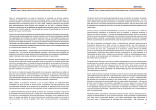 Manual do Prefeito – Copyright Instituto Brasileiro de Administração Municipal – Todos os Direitos Reservados

Manual do Prefeito – Copyright Instituto Brasileiro de Administração Municipal – Todos os Direitos Reservados

Além do reposicionamento do papel do Município na prestação de serviços públicos,
verificam-se, também provocados pelos mencionados ajustes, mudanças expressivas no
mundo do trabalho. A introdução de inovações tecnológicas nos circuitos produtivos, afetando
estabelecimentos econômicos urbanos ou rurais, aliada à falta de qualificação das pessoas
para desempenharem novas funções, tem ampliado, de um lado, a ocupação informal,
impondo o atendimento às necessidades de assistência social pelos Governos, sobretudo na
escala local, e, de outro, exigindo a intensificação de processo de qualificação de mão de obra
igualmente situado nos Municípios.

constituem-se em enorme potencial de geração de renda, de trabalho, de receitas, de capitais,
desde que explorados de forma adequada e com perspectiva de sustentabilidade. Por outro
lado, constitui lição aprendida e descartada a exploração inadequada de tais recursos, que
pode até conduzir a processos rápidos de acumulação econômica, mas com altos custos para
a qualidade e as condições de vida, bem como para as próprias condições de gestão local no
médio prazo.

Verifica-se no país, redemocratizado e sob expansão das tecnologias de informação e comunicação,
notável evolução da participação social - seja pelo crescimento do número e da qualidade de atuação
das organizações da sociedade civil, seja pela ação dos meios de comunicação de massa, que
produzem efeitos sobre os indivíduos comuns, induzindo-os a participar política e efetivamente de
assuntos que os afetam diretamente. A conquista da cidadania investe os indivíduos de direitos de
consumidor e de cliente também do Estado. A tendência é que o cidadão se torne exigente e que
os Governos e as agências de prestação de serviços públicos atuem como empresas profissionais
e competentes para satisfazer sua clientela.
A combinação desses fatores – mais encargos, recursos fiscais escassos e maior participação da
sociedade civil – vem impondo às Administrações municipais a busca de formas inovadoras de
atuação que, articulando recursos de toda ordem e fundamentadas em conceitos de sustentabilidade,
situem o Município como unidade promotora do desenvolvimento em seu território.
Embora nessa direção haja o registro de experiências bem-sucedidas na última década, não
se pode afirmar que exista modelo de atuação único ou replicável. As soluções identificadas
como bem-sucedidas variam em função da escala da localidade, da abrangência da proposta,
das condições políticas e institucionais específicas, do nível de engajamento da respectiva
sociedade civil, das parcerias estabelecidas e dos recursos que as Administrações municipais
lograram mobilizar em cada caso.
Se não há um modelo de atuação, há aspectos comuns a essas experiências que estão na
base dos bons resultados, independentemente da natureza e do alcance da intervenção ou
da escala do Município. A forma de abordagem, por exemplo, fundamenta-se em princípios
de sustentabilidade ampliada quando envolve políticas sociais ou urbanas setoriais ou quando
propõe promover o desenvolvimento local de forma integrada e sustentável.
Nesse sentido, é necessário esclarecer o que se pode entender por desenvolvimento
sustentável. Do ponto de vista do senso comum, a expressão está hoje associada à ideia
de preservação ambiental, ou à perspectiva de assegurar às gerações futuras os recursos
naturais para que possam, a partir de sua exploração, prover sua sobrevivência e necessidade.
A questão ambiental faz parte da agenda da maioria dos Governos municipais. Trata-se de
preocupação universal e pública que, à medida que é assimilada pelas políticas locais, tende
a transformar a abordagem em atribuições tipicamente municipais, como a gestão do uso do
solo e do espaço nas cidades de modo a torná-las mais acolhedoras, salubres e até mesmo
menos onerosas em termos de gestão. Além disso, recursos ambientais e paisagísticos
84

Quando, contudo, se fala em sustentabilidade, ou quando se tenta idealizar um modelo de
desenvolvimento sustentável, a perspectiva deve ser ampliada. A dimensão ambiental é
apenas uma das que permeiam o conceito de sustentabilidade ampliada. Assim, é necessário
sair de um ponto que pode ser interpretado como meramente preservacionista, para outro, que
busque integrar a proteção e a recuperação ambiental à necessidade de promover mudanças
efetivas nos patamares de desenvolvimento, visto não apenas como crescimento econômico.
Para isto é necessário compreender melhor o significado da expressão desenvolvimento
sustentável, abandonando a ideia corrente de desenvolvimento, que está associada a
crescimento econômico, e incorporando outras necessidades ou imposições contemporâneas
ao conceito, tais como: (a) a necessidade de se proceder a esforços efetivos de inclusão
social; (b) a focalização em necessidades específicas das minorias étnicas e de gênero; (c) a
compreensão e valorização dos contextos culturais característicos de cada localidade; (d) a
necessidade de gerar renda e trabalho para as pessoas. A ideia de sustentabilidade associase, portanto, às de preservação, de sustentação e de continuidade, mas também a outras
dimensões além da ambiental:
Dimensão Social, que busca promover a inclusão e estreitamento dos elos de relacionamento
social existentes e latentes nas comunidades e localidades. Reconhece-se hoje que qualquer
meio social é dotado de, como alguns autores vêm chamando, ativos sociais, ou seja, de
patrimônio latente e potencial, constituído pelas formas de relacionamento humano nele
verificadas, das formas de organização e de representação do grupo, das relações de troca e
de solidariedade que praticam.
Assim, pode-se dizer que qualquer atividade ou ação de Governo deve estar permeada pela
valorização desses ativos de forma a potencializar seus papéis na formulação e implementação
de políticas urbanas, sociais ou de desenvolvimento econômico locais. O estabelecimento
de parcerias com movimentos sociais em seu sentido amplo – associações de moradores,
sindicatos, organismos de representação patronal, organizações da sociedade – não apenas
permite maior precisão e transparência na alocação dos recursos disponíveis, como valoriza
e potencializa as relações sociais no âmbito das comunidades. Contribui, sobretudo, para
maior disposição dos grupos sociais organizados na resolução dos problemas, mobilizando
recursos da própria comunidade, e para maior nível de compromisso com a continuidade dos
esforços empreendidos.
Dimensão Cultural, que fortalece, potencializa e pereniza valores culturais, saberes populares,
códigos de relacionamento do grupo humano focalizado. Ações concebidas e implementadas
com base nesse compromisso tendem a ser melhor assimiladas pelos beneficiários e
contribuem para o fortalecimento de identidade das comunidades. São numerosos os
85

 