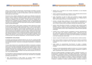 Manual do Prefeito – Copyright Instituto Brasileiro de Administração Municipal – Todos os Direitos Reservados

Manual do Prefeito – Copyright Instituto Brasileiro de Administração Municipal – Todos os Direitos Reservados

superar a crise do Estado, pela reestruturação e descentralização de atividades e promoção
do desenvolvimento humano. Em nível universal, note-se o esforço que a Organização das
Nações Unidas vem fazendo no sentido de institucionalizar o poder local nos países que há
três décadas eram ainda colônias.

§	 identificar junto à comunidade as suas principais necessidades e as das instituições
localizadas no Município;

Há inúmeros livros e relatórios publicados sobre o papel que as instituições municipais têm
exercido, e que têm resultado na reativação de cidades e regiões por meio de planejamento
econômico e urbano, controlando o meio ambiente pelos meios a seu alcance e promovendo
a melhoria da qualidade de vida das pessoas. No Brasil, chama-se a atenção para as
perspectivas que a Constituição criou para a ampliação de poderes e responsabilidades para
o Município, com a ampliação de delegação de atribuições a estes, como agentes diretamente
promotores de seu desenvolvimento e nas várias áreas de serviços sociais, de infraestrutura
urbana e de polícia administrativa.

§	 verificar o andamento dos projetos que a Prefeitura e outras instituições estão executando
e tentar integrar as iniciativas dos setores públicos e privados;
§	 avaliar necessidades com base em critérios como gravidade da situação, população
afetada, urgência das medidas e os conhecimentos técnicos que a Prefeitura deve ter
sobre a rede municipal de serviços e os recursos disponíveis;
§	 promover a discussão desses problemas por meio de entidades de representação da
comunidade (conselhos, comissões, comitês) ou reuniões abertas com interessados, e sair
daí com visão de consenso sobre as prioridades e elementos para implementar a ação;

No atual contexto brasileiro, pode-se realçar a evolução do cenário institucional num quadro
de plena democracia e avançado estágio de descentralização. E no cenário econômico global,
em crise que afeta sobretudo os paises desenvolvidos, o Brasil, junto com outros paises do
chamado bloco dos emergentes, vivencia situação relativamente positiva, com níveis de
crescimento acima da média, expansão do mercado interno e evolução na redistribuição da
renda, ocupando lugar mais destacado no conjunto das nações. Nesse cenário realça o papel
reservado aos Municípios e proliferam iniciativas bem sucedidas de gestão local, que apontam
para mudanças expressivas no curso do desenvolvimento em algumas localidades, mesmo
naquelas muito pequenas e onde se fermentam e são implementadas soluções criativas que
se direcionam para a diminuição das desigualdades, o que ainda representa maior desafio.

§	 levantar e discutir alternativas de soluções e os respectivos custos, avaliando encargos
presentes e futuros e levando em conta que não adianta construir equipamentos ou
formular soluções que a Prefeitura não tenha condições de manter; escolher as alternativas
consideradas melhores, tendo em vista o interesse social e o desenvolvimento sustentável
do Município;

O planejamento como processo

§	 negociar o programa de trabalho possível, em discussões abertas e audiências públicas;

A orientação preconizada pela Constituição Federal (art. 29, inciso XII), e seguida pelo IBAM
em suas atividades de assistência técnica, é a de que o Município deve praticar o planejamento
como atividade permanente, incorporando as associações representativas no planejamento
municipal.

§	 alocar recursos materiais e humanos por intermédio das leis de diretrizes orçamentárias
e dos programas anuais de trabalho, tendo em vista operar os serviços novos e os já
existentes;

O Governo deve compor-se com a comunidade para identificar e compreender os problemas
locais e conceber soluções compartilhadas capazes de promover incessantemente a melhoria
dos serviços e o bem-estar da população. Assim poderá definir objetivos e estimar o esforço
necessário para dimensionar os programas de trabalho em acordo com a realidade e os meios
existentes no Município. Essa composição deve incluir, no mínimo, tipo de organização que
permita à comunidade participar da avaliação da execução desses programas, de acordo com
o art. 74 da Constituição Federal.
Em outras palavras, a prática do planejamento municipal como processo sugere a preocupação
não somente com a elaboração de projetos e planos de ação, mas também com a preparação
da Prefeitura para tarefas como:
§	 dispor permanentemente de dados básicos que permitam analisar a situação
socioeconômica do Município e seu potencial de desenvolvimento;
162

§	 considerar entre as soluções possíveis a possibilidade de promover alianças/parcerias
com o setor privado, para a solução de problemas urbanos – utilizando-se dos meios
hoje disponíveis de regulação de processos de terceirização eficazes e com garantias de
controle social –, aliviando recursos públicos para outros investimentos mais prioritários
ou de menor interesse para o setor privado;

§	 manter sistema de acompanhamento físico-financeiro de projetos e atividades,
estabelecendo metas, indicadores e mobilizando recursos para o adequado monitoramento
e controle;
§	 capacitar-se e operar adequadamente a gestão de convênios com os Governos Estaduais
e, sobretudo, com o Federal (SICONV) de forma a facilitar o planejamento e a gestão de
ações compartilhadas entre os distintos níveis de Governo.
Ainda que as tarefas associadas à formulação de planos e programas de governo e ao
acompanhamento e avaliação das ações estejam afetas a distintas áreas – minimamente às
de planejamento, orçamentação e finanças, e às diferentes áreas setoriais da administração
municipal –, o Prefeito deverá envolver-se nesse acompanhamento através de visitas, reuniões
com técnicos e com as entidades que compõem o sistema de participação comunitária,
para reformular os planos sempre que for necessário, tratando de superar os problemas
e obstáculos, e estabelecer as medidas corretivas necessárias, reorientando processos e
163

 