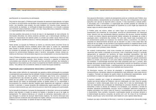 Manual do Prefeito – Copyright Instituto Brasileiro de Administração Municipal – Todos os Direitos Reservados

aperfeiçoando os mecanismos de participação.
Para exercer esse papel, a Prefeitura pode necessitar de assessoria especializada, de órgãos
do Estado ou de particulares nas decisões mais complexas ou que exijam altos investimentos,
porém, nas situações mais simples, ela pode trabalhar com recursos locais, baseada no
conhecimento da realidade, na verificação in loco dos problemas e na consulta a pessoas
que conhecem esses problemas ou lidam com eles. Essa prática leva a despertar o interesse
e a responsabilidade das comunidades.
Uma das questões mais graves do mundo de hoje é o da degradação do meio ambiente. As
informações difundidas nos últimos decênios permitem que a Administração identifique as
ações e os responsáveis dos setores público ou privado que podem causar danos ao meio
ambiente, exigindo assistência técnica e vistorias adequadas visando medidas preventivas e
corretivas.
Neste sentido, as equipes da Prefeitura (e mesmo as menores devem encontrar forma de
ter alguma capacidade técnica instalada) devem estar aptas ou podem ser capacitadas
para orientar a divisão territorial e respeitar as normas sobre uso dos recursos; conhecer
as condições de operação das redes de serviço e da qualidade de atendimento; operar os
arquivos de conhecimentos fidedignos sobre o território, demografia, imóveis, tributos etc.
relativos ao Município e dimensionados segundo sua complexidade e os recursos disponíveis.
Cabe à Prefeitura atualizar esses arquivos por meios manuais, mecânicos ou informatizados,
segundo sua capacidade instalada. Deve também incorporar e capacitar os líderes das
comunidades para entender as informações que lhes permitam participar das avaliações e
diagnósticos e dos projetos que vão compor os programas de trabalho setoriais ou o orçamento
público. Tais práticas vêm se revelando viáveis em muitos Municípios brasileiros.

Organização para o planejamento democrático e participativo
Não existe modelo definitivo de organização que garanta a efetiva participação da sociedade
no planejamento para qualquer tipo de realidade. Existem modelos de atuação experimentados
em alguns Municípios que lhes conferiram notoriedade pela forma como ampliaram o
compartilhamento das decisões de gestão. O administrador deve procurar conhece-los e
definir em sua gestão uma conduta própria que lhe possibilite tal avanço. Nos capítulos
deste Manual que tratam da participação popular na gestão pública ou na organização e
funcionamento de conselhos setoriais, exigidos pelas respectivas leis orgânicas, o assunto
também é abordado, e nessas situações são estabelecidas regras específicas e modos de
conduta e relacionamento que, pelo menos do ponto do vista formal, asseguram a participação.
Se há intenção de fortalecer o processo de planejamento no Município, torna-se aconselhável
atribuir mais atenção à criação de sistema de trabalho e decisões do que à de órgão de
planejamento. Por sistema entenda-se um conjunto de elementos relacionados entre si e
que interagem no sentido de alcançar determinados objetivos. No Governo Municipal esse
sistema pode ser constituído pela articulação dos órgãos, esforços e recursos já existentes na
Prefeitura e na comunidade, no sentido de fazer as coisas certas.
164

Manual do Prefeito – Copyright Instituto Brasileiro de Administração Municipal – Todos os Direitos Reservados

Nos pequenos Municípios, o sistema de planejamento pode ser constituído pelo Prefeito, seus
auxiliares diretos e representantes da comunidade. Para isso, não é indispensável criar órgão
específico nem aprovar lei dispondo sobre o assunto. O mais importante é a atitude política.
A articulação com a comunidade e a organização das reuniões poderão ser atribuídas ao
Gabinete do Prefeito, ao setor encarregado do orçamento ou a outro órgão que disponha de
equipe capaz de exercer essas tarefas.
O Prefeito pode, ele mesmo, adotar um roteiro lógico de procedimentos para iniciar o
levantamento dos problemas da comunidade, reunindo-se periodicamente com lideranças
locais, fazendo com seu secretariado balanços periódicos dos recursos, tomando decisões
e criando na própria máquina governamental hábitos salutares de prestação de contas à
população sobre o andamento das medidas. Por outro lado, devem estar conectados com
os acontecimentos globais as mudanças nos cenários político e econômico, nos planos e
propostas de desenvolvimento territorial que se discutem no país e como esses fatos irão
repercutir em sua região, em seu território e que impactos positivos ou negativos devem incidir
sobre sua localidade. Os meios de comunicação hoje disponíveis e acionados em todos os
rincões podem bem embasar essas reflexões.
No contexto contemporâneo, onde novas inversões em produção de energia vêm sendo
requeridas para manter a expansão da economia, onde a exploração mineral e a produção
agropecuária se expandem em territórios de baixa densidade demográfica, não será
incomum que Município de pequena população, com economia estável ou decadente, com
baixa capacidade institucional de gestão, venha a ser surpreendido por grande investimento
público ou privado, que deverá no curto prazo alterar profundamente o modo de vida atual
da localidade. A Administração Municipal deve estar preparada para isso e, portanto, deve
planejar seus próximos passos para que tais investimentos revertam em benefícios concretos
para a comunidade. Nessa direção, o aperfeiçoamento das estruturas de planejamento e a
adequação dos instrumentos a essa nova realidade será imprescindível.
Os Municípios maiores, em termos de população e complexidade de seus cenários
socioeconômicos, demandam sistema de planejamento mais sofisticado, maior apoio técnico
e logístico. Precisam ser dotados de quadro próprio de profissionais especializados, sendo
aconselhável a criação de órgão específico de planejamento e coordenação.
É oportuno ressaltar que o órgão de planejamento não trabalha independentemente em
relação aos demais setores da Prefeitura, mas em colaboração com eles. Deve ter posição
transversal e manter interlocução direta com as áreas fins e meio da Administração. Ele
deve ser responsável pela concepção da metodologia do processo decisório, que deve ser
transmitida a todos os setores da Prefeitura e da sociedade, e por subsidiar a tomada de
decisões, estudando possibilidades, recursos, riscos e limitações, elaborando programas e
projetos articulados com outros níveis de Governo e acompanhando a sua execução física
e orçamentária. Deve, portanto, incorporar a participação popular ao processo decisório e
à implementação de planos e soluções, de acordo com o art. 29, inciso XII da Constituição
Federal, assunto que, como mencionado, está tratado em outro capítulo deste Manual.
Qualquer que seja a dimensão do Município, o exercício do planejamento democrático exige
165

 