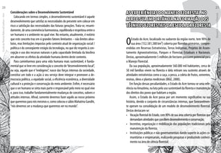 3AS EXPERIÊNCIAS DO MANEJO FLORESTAL NO
ACRE E SUA IMPORTÂNCIA NA FORMAÇÃO DOS
TÉCNICOS FLORESTAIS DA ESCOLA DA FLORESTA
OEstado do Acre, localizado no sudoeste da região norte, tem 90% de
sua área (152.581,388 km²) coberta por florestas primárias, compre-
endidas em Reservas Extrativistas, Terras Indígenas, Projetos de Assen-
tamento Agroextrativistas, Parques e Florestas Estaduais e Nacionais.
Destas, aproximadamente 5 milhões de hectares possuem potencial para
o Manejo Florestal.
Da sua população, aproximadamente 560.000 mil habitantes, cerca de
50 mil famílias vivem na floresta e dela retiram seu sustento através de
atividades extrativistas como a caça, a pesca, a coleta de frutos, sementes,
resinas, óleos e plantas medicinais (IBGE, 2000).
Em função dessas peculiaridades, o Estado do Acre tornou-se uma refe-
rência na Amazônia, na luta pelo uso sustentável da floresta e manutenção
dos direitos dos povos que habitam a região.
Assim, o Estado do Acre passa por um momento significativo na sua
história, devido o conjunto de circunstâncias internas, que favoravelmen-
te operam na consolidação de um modelo de desenvolvimento florestal.
Destas destacam-se:
•	 VocaçãoflorestaldoEstado,com90%desuaáreacobertaporflorestasque
demandamatividadesqueconciliemdesenvolvimentoeconservação;
•	 Incentivo, organização e mobilização das populações tradicionais pela
manutenção da floresta;
•	 Instituições públicas e não governamentais dando suporte às ações co-
munitárias e empresariais, realizando pesquisas e produzindo conheci-
mento na área de ciência florestal;
Considerações sobre o Desenvolvimento Sustentável
Colocando em termos simples, o desenvolvimento sustentável é aquele
desenvolvimento que satisfaz as necessidades do presente sem colocar em
risco a satisfação das necessidades das futuras gerações. Trata-se, resumi-
damente,deumaconvivênciaharmoniosa,equilibradaerespeitosaentreo
ser humano e o ambiente no qual vive. No entanto, atualmente, é notório
que este conceito traz em si grandes fatores limitantes – não limites abso-
lutos, mas limitações impostas pelo contexto atual de organização social /
política e do conseqüente estágio da tecnologia, no que diz respeito à con-
cepção e uso dos recursos naturais e pela capacidade limitada da biosfera
em absorver os efeitos da atividade humana dentro deste contexto.
Para caminharmos para uma vida humana mais sustentável, é funda-
mental que se leve em consideração o conceito de“desenvolvimento local”,
ou seja, aquele que é“endógeno”, nasce das forças internas da sociedade,
constitui um todo e a ação à seu serviço deve integrar e promover a de-
mocracia política, a equidade social, a eficiência econômica, a diversidade
cultural e a proteção e conservação do meio ambiente. Enfim, é necessário
que o ser humano se sinta mais parte e responsável pelo meio no qual vive
e, para isso, trabalhe fundamentalmente mudanças de conceitos, valores e
atitudes internas. Afinal, somente devemos fazer aquilo ao nosso próximo
quequeremosparanósmesmose,comocolocouosábioMahatmaGandhi,
“nós devemos ser a mudança que queremos ver no mundo”.
EscoladaFlorestaRobervalCardoso–Acre
20
ManualdoTécnicoFlorestal
21
 