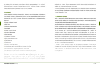 de primeiros socorros. Os monitores devem manter-se treinados, independentemente de suas posições na
hierarquia da empresa. É necessária a supervisão médica ao programa, garantindo a qualidade do treinamento
realizado pelos monitores, não importando o porte e os riscos da empresa.
11.3 Treinamento
O ensino de primeiros socorros nas empresas deve ser ministrado a todos os trabalhadores, enfatizando-se os
riscos existentes nos locais de trabalho. A carga horária do curso será dimensionada de acordo com os riscos
existentes e não deve ser inferior a dez horas, com duas horas de atividade prática. O conteúdo programático
deve incluir:
conceito de primeiros socorros;
dados vitais;
reanimação cardiorrespiratória;
hemorragias;
fraturas, entorses e luxações;
ferimentos e queimaduras;
estado de choque;
transporte de acidentados;
lesões por animais peçonhentos;
corpos estranhos;
choque elétrico;
desmaios e outros males súbitos;
intoxicações por agentes químicos específicos existentes na empresa;
atendimento ao parto súbito para empresas com trabalhadoras.
Obs.: Dependendo do grupo funcional e do risco, outros temas devem ser incluídos.
A reciclagem dos conhecimentos ministrados deve ser regular e a toda oportunidade que se apresente o
ensino deve ser renovado. O uso de cartazes e volantes bem ilustrados é uma forma de relembrar aspectos
bem definidos acerca do atendimento a vítimas de acidentes. As demonstrações práticas de aplicação de
bandagens, talas, curativos, transporte de acidentados e manobras de ressuscitação cárdiorrespiratória são
condições para um bom aproveitamento da aprendizagem.
É necessária a entrega de um manual com detalhamento das técnicas ministradas, que servirá como referência
para que o trabalhador possa recordar os ensinamentos recebidos e também para promover discussões sobre
o assunto em reuniões de grupo.
11.4 Equipamentos e transporte
Dentre os equipamentos que devem obrigatoriamente existir nos locais de trabalho, destacam-se as macas
dobráveis e as talas, que devem ficar em local de fácil acesso, bem sinalizado e totalmente desimpedido para
sua retirada imediata no atendimento de primeiros socorros.
Deve haver facilidades para o transporte de acidentados, um aspecto que faz parte do programa de segurança das
empresas. O transporte do local da ocorrência para a sala de enfermagem, ou para uma ambulância, pode ser feito
por macas disponíveis nos locais de trabalho ou por cadeiras de rodas disponibilizadas em locais prédeterminados.
Um local determinado para o estacionamento de ambulância ou veículo preparado para o transporte de
emergência facilitará o acesso ao atendimento mais complexo em clínicas e hospitais. Esse local precisa ser
sinalizado e estar sempre livre para atender a essa necessidade. A empresa, na dependência das condições de
sua localização ou porte, deverá ter um veículo próprio para o transporte. Usualmente, recorre-se aos serviços
existentes na comunidade para o transporte de emergência. O acesso aos números de telefones para requisitar
esses serviços deve estar facilmente disponível nas salas de emergência, na portaria e nos setores responsáveis
pelo sistema de comunicação externo da empresa.
A atividade de primeiros socorros nas empresas deve ser cuidadosamente planejada e envolver todos os
empregados que nela exerçam seu trabalho. Cada um, dentro de sua competência, pode atuar de maneira
eficaz nas ocorrências que exijam pronto atendimento, desde que haja treinamento e existam recursos
mínimos disponíveis.
172 | 173manual de segurança e saúde no trabalho Indústria Gráfica
 