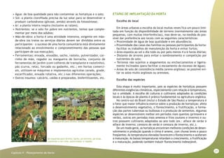 27
Capitulo V - Planejamento da Horta
• Água: de boa qualidade para não contaminar as hortaliças e o solo;
• Sol: a planta clorofilada precisa da luz solar para se desenvolver e
produzir carboidratos (glicose, amido) através da fotossíntese;
• Ar: a planta inteira respira (inclusive as raízes);
• Nutrientes: se o solo for pobre em nutrientes, temos que comple-
mentar por meio dos adubos;
• Mão-de-obra: a horta é uma atividade intensiva, exigente em mão-
de-obra (os tratos ou serviços diários devem ser divididos entre os
participantes – o sucesso de uma horta comunitária está diretamente
relacionado ao envolvimento e comprometimento das pessoas que
participam de sua execução);
• Ferramentas: enxada, enxadão, sacho, rastelo, pulverizador, car-
rinho de mão, regador ou mangueira de borracha, conjunto de
ferramentas de jardim (com colheres de transplante e rastelinho),
pás (curva, reta), forcado ou gadanho, etc.; em hortas comerci-
ais, utilizam-se máquinas e implementos agrícolas (arado, grade,
escarificador, enxada rotativa, etc.) nas diferentes operações;
• Outros insumos: calcário, caldas e preparados, biofertilizantes, etc.
ETAPAS DE IMPLANTAÇÃO DA HORTA
Escolha do local
Em áreas urbanas a escolha do local muitas vezes fica um pouco limi-
tada em função da disponibilidade de terreno (normalmente são áreas
pequenas, com muitas interferências), mas deve-se, na medida do pos-
sível dar preferência aos locais com as seguintes características:
• Proximidade de água de boa qualidade e em abundância;
• Proximidade das casas das famílias ou pessoas participantes da horta:
facilitar os trabalhos de manutenção da horta e evitar furtos;
• Área exposta ao sol o dia todo ou por pelo menos 4 a 6 horas diárias;
• Distante de árvores para evitar o sombreamento e competição por
nutrientes do solo;
• Terrenos não sujeitos a alagamentos ou encharcamentos e ligeira-
mente inclinados (para facilitar o escoamento do excesso de água);
• Áreas de solo de consistência média (areno-argilosa): se possível evi-
tar os solos muito argilosos ou arenosos.
Escolha das espécies
Esta etapa é muito importante, pois as espécies de hortaliças possuem
diferentes exigências climáticas, especialmente com relação à temperatura,
luz e umidade. A escolha de culturas e cultivares adaptados às condições
locais e às épocas de plantio é prática fundamental na agricultura orgânica.
No centro-sul do Brasil (inclui o Estado de São Paulo) a temperatura é
o fator que maior influência exerce sobre a produção de hortaliças: afeta
o desenvolvimento vegetativo, o florescimento, a frutificação, a forma-
ção das partes tuberosas ou bulbosas e a produção de sementes. Algumas
espécies se desenvolvem melhor em períodos mais quentes (primavera e
verão), outras em períodos mais amenos e frios (outono e inverno) e ou-
tras possuem cultivares adaptados ao ano todo (ex.: alface de verão e
alface de inverno; cenoura de verão e cenoura de inverno, etc.).
De um modo geral, as hortaliças encontram melhores condições de desen-
volvimento e produção quando o clima é ameno, com chuvas leves e pouco
freqüentes.As temperaturas elevadas favorecem o florescimento e aceleram
a maturação.As baixas temperaturas retardam o crescimento, a frutificação
e a maturação, podendo também induzir florescimento indesejável.
Da esquerda para direita: Sacho, pá estreita, pá larga,
rastelinho e em cima: pulverizador e regador
Da esquerda para direita: enxada, enxadão e rastelo
 