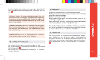 svenska
89
Barnvagnen har svängbara framhjul som går att låsa.
För att låsa dem tryck knappen som sitter bakom varje främre
hjulhållare nedåt. 17
För att låsa upp blockeringen av hjulen tryck på knappen i
motsatt riktning.
13.- LÅSNING AV FRAMHJULEN
Utsätt inte klädseln för starkt solljus under lång tid.
Tvätta plastdelarna med ljummet vatten och tvål och torka
sedan alla delarna noggrant.
Klädseln kan tas av för tvätt.
Kontrollera bromsar, selen och fästen som kan nötas vid an-
vändningen regelbundet.
Smörj alla rörliga delar och mekanismer regelbundet med en
silikonbaserad sprej. Använd inte olja eller fett.
För att säkerställa produktens säkerhet och dess goda skick är
det viktigt att göra en regelbundet återkommande översyn
av denna vid någon av våra officiella verkstäder.
14- UNDERHÅLL
Det är mycket lätt att sätta på regnskyddet på din TWONE-
vagn. Du behöver bara täcka över vagnen och knäppa fast
knäppena på chassit för att det ska sitta fast. Skyddet har ett
litet fönster som man kan rulla ihop och fästa med kardborr-
band så att barnet fritt ska kunna undersöka sin omgivning.
20
15.- REGNSKYDD
VARNING! Försäkra dig om att skyddsanordningen sitter helt
fastspärrad under användningen av produkten för att barnvag-
nens stomme och barnets säkerhet inte ska påverkas negativt. Se
till att barnet inte kan komma åt de delar som rör sig när skydd-
sanordningen stängs.
VARNING! Barnet får inte vara i närheten av de rörliga de-
larna när dessa hanteras av en ansvarig vuxen. Det finns
risk för skär- eller klämskador eller fastklämning under
denna hantering.
VARNING! Försäkra dig om att parkeringsbromsen är aktiverad
innan du placerar eller lyfter ur barnet ur vagnen.
Om du vill spärra fast skyddsanordningen igen skjuter du till-
baka stången till sin ursprungliga plats tills du hör ett “kla-
ck”. 22
 