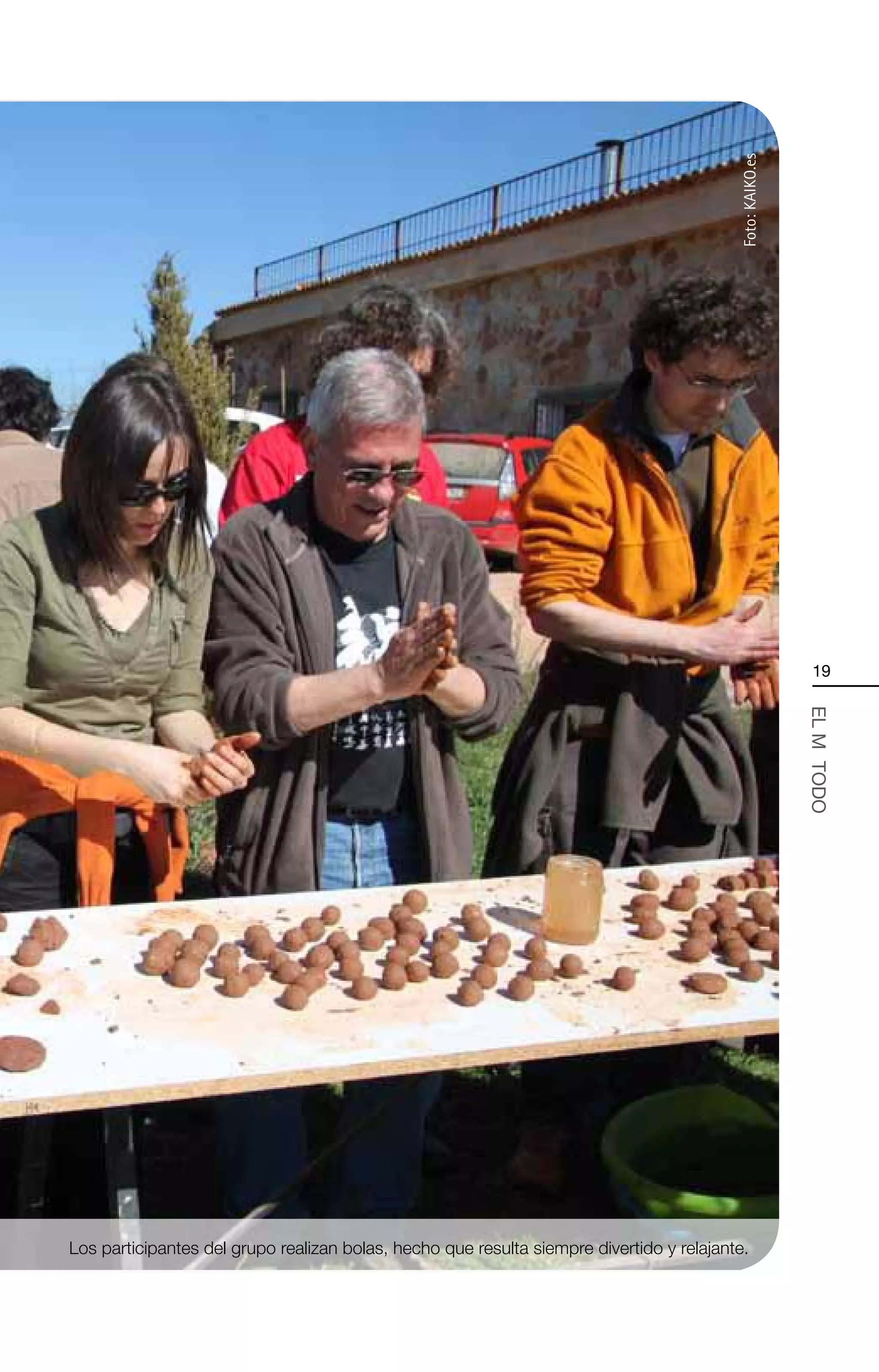 Foto: KAIKO.es
                                                                                                            19




                                                                                                           EL MÄ TODO




Los participantes del grupo realizan bolas, hecho que resulta siempre divertido y relajante.
 