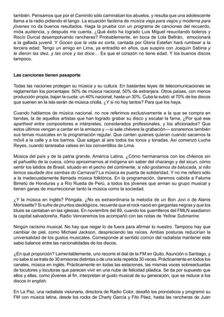también. Pensamos que por el Caminito sólo caminaban los abuelos, y resulta que una adolescente
llama a la radio pidiendo el tango. La ecuación facilona de música vieja para viejos y moderna para
jóvenes no da buenos resultados. Haga la prueba con un programa de canciones del recuerdo,
mida audiencia, y después me cuenta. ¿Qué éxito ha logrado Luis Miguel resucitando boleros y
Rocío Durcal desempolvando rancheras? Probablemente, en boca de Lola Beltrán, emocionará
a la gallada juvenil. Y Gocen que la vida es corta, cantada por Gloria Estefan hará rumbear a la
tercera edad. Tengo un amigo en Lima, ya entradito en años, que suspira con Joaquín Sabina y
le dieron las diez, y las once y las doce… Es que el corazón no tiene edad. Y los buenos discos
tampoco.


Las canciones tienen pasaporte

Todas las naciones protegen su música y su cultura. En bastantes leyes de telecomunicaciones se
reglamentan los porcentajes: 50% de música nacional, 50% de extranjera. Otros países, con menos
producción propia, bajan la cuota: un 40% nacional, hasta un 30%. Cuba la subió: el 70% de los discos
que suenen en la isla serán de música criolla. ¿Y si no hay tantos? Para que los haya.

Cuando hablamos de música nacional, no nos referimos exclusivamente a la que se compra en
tiendas, la de aquellos artistas que han logrado grabar su disco y escalar la fama. ¿Por qué ese
apartheid entre compositores e intérpretes, considerados profesionales, y los aficionados? Que
estos últimos vengan a cantar en la emisora y —si sale chévere la grabación— sonaremos también
sus temas musicales en la programación regular. Que canten quienes quieran cuando sacamos la
móvil a la calle y a los barrios. Que salgan al aire todos los tonos y tonadas. Así comenzó Lucha
Reyes, cuando tarareaba valses en los conventillos de Lima.

Música del país y de la patria grande, América Latina. ¿Cómo hermanarnos con los chilenos sin
el pañuelito de la cueca, cómo aproximarnos al indígena sin saber del charango y del sicuri, cómo
sentir los latidos de Brasil, situado en el pecho del continente, si não gostamos da batucada, si não
temos saudade dos sambas do Carnaval? La música es puerta de solidaridad. Y no me refiero sólo
a la inadecuadamente llamada música folklórica. En la programación, daremos cabida a Faluma
Bimetú de Honduras y a Río Rueda de Perú, a todos los jóvenes que arman su grupo musical y
tienen ganas de insurreccionar tanto la música como la sociedad.

¿Y la música en inglés? Póngala. ¿No es extraordinaria la melodía de un Bon Jovi o de Alanis
Morissette? Si sufre de pruritos ideológicos, recuerde que el rock nació en gargantas negras y que los
blues se cantaban en las iglesias. En noviembre del 89, cuando los guerrilleros del FMLN asediaron
la capital salvadoreña, Radio Venceremos los acompañó con las notas de Yellow Submarine.

Ningún racismo musical. No hay que negar lo de fuera para afirmar lo nuestro. Tampoco hay que
cambiar de piel, como Michael Jackson, despreciando las raíces. Ambas posturas reducirían la
universalidad de los gustos musicales. Corresponde al sentido común del radialista mantener este
sabio balance entre las nacionalidades de los discos.

¿En qué proporción? Lamentablemente, uno recorre el dial de la FM en Quito, Asunción o Santiago, y
no sabe si se trata de 30 emisoras distintas o de una sola repetida 30 veces. Prácticamente en todos los
canales, música en inglés. Prácticamente en todas las estaciones, las mismas voces sobreactuadas
de locutores y locutoras que parecen vivir en una nube de felicidad plástica. Se da por supuesto que
ellos y ellas, como jóvenes al fin, interpretan el gusto musical de su generación, que se reduce a los
discos in english.

En La Paz, una radialista visionaria, directora de Radio Color, desafió los pronósticos y programó su
FM con música latina, desde los rocks de Charly García y Fito Páez, hasta las rancheras de Juan
 